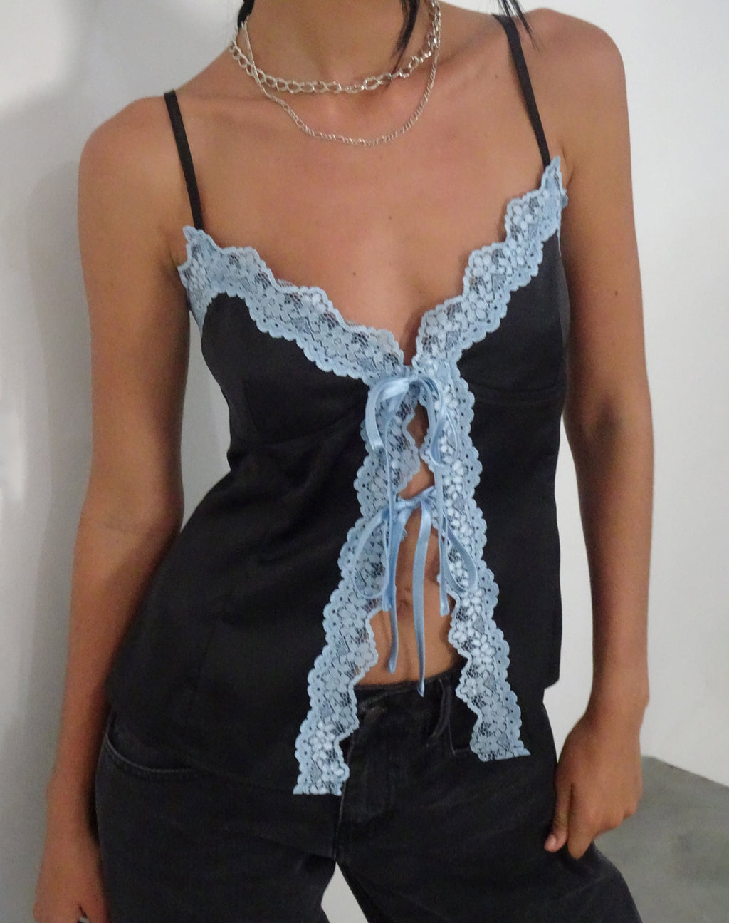 Bahela Tie Front Cami Top Negro con Encaje Azul