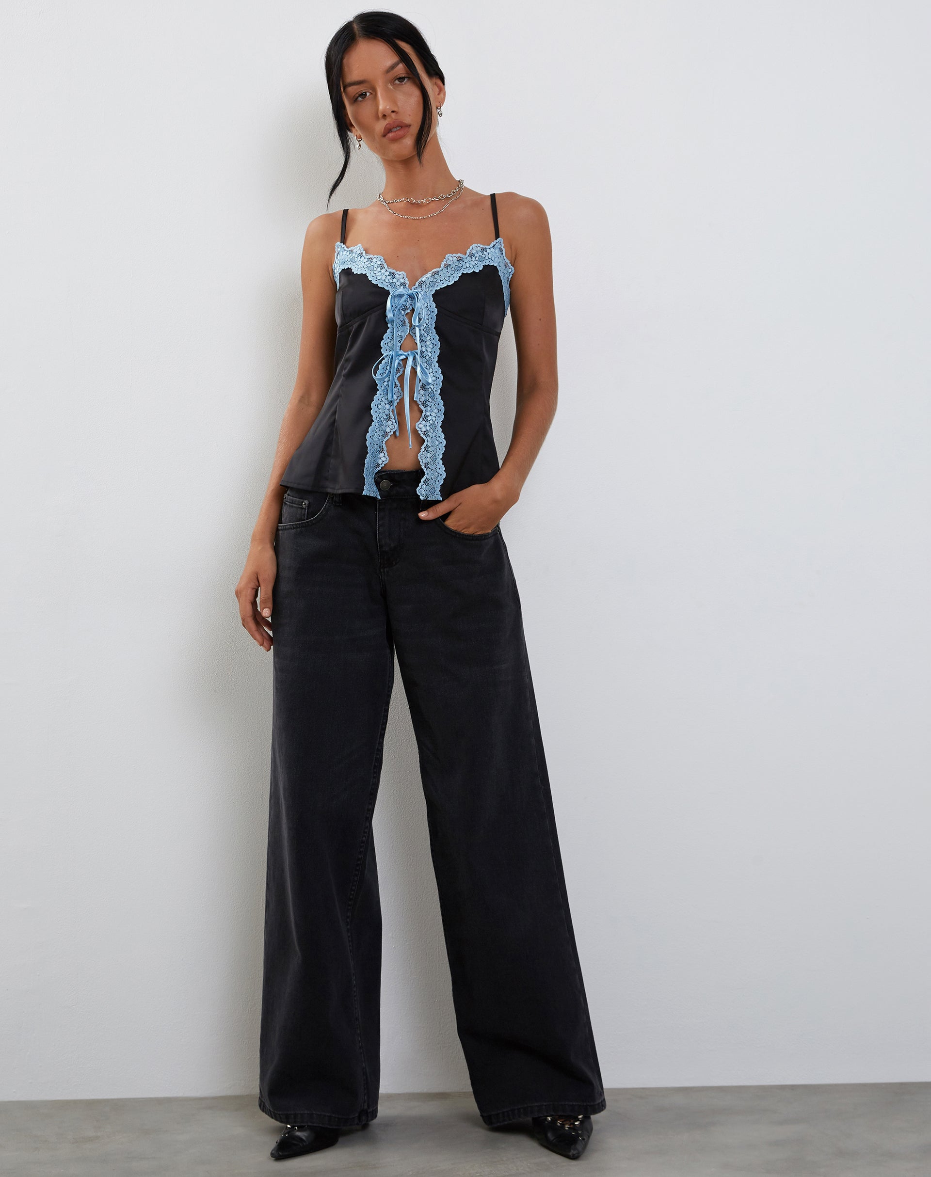 Imágenes de Bahela Tie Front Cami Top en negro con encaje azul