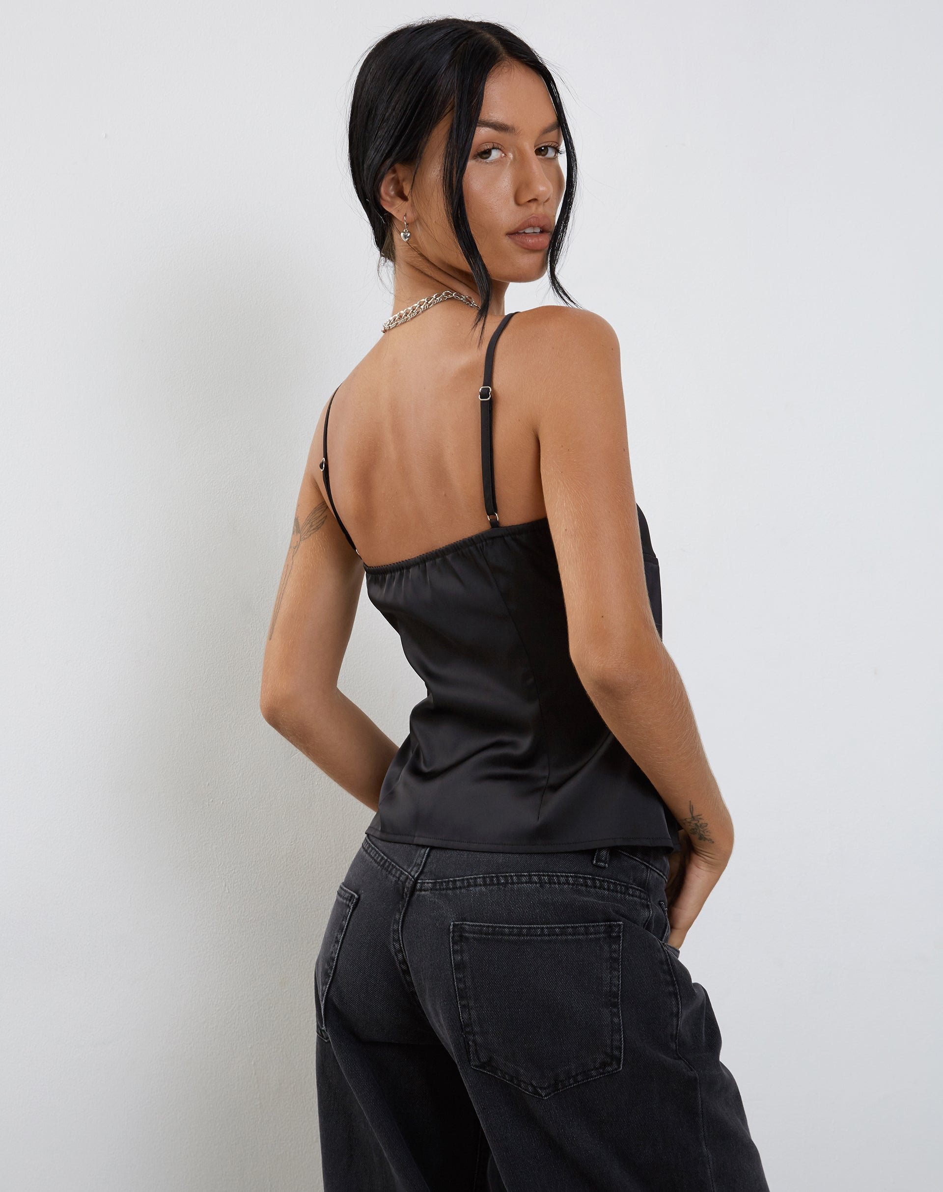 Imágenes de Bahela Tie Front Cami Top en negro con encaje azul