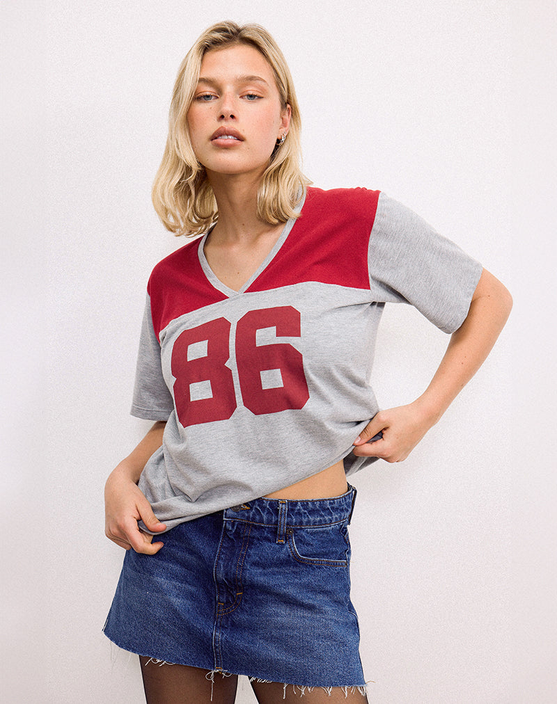 Balap Oversized Top en marga gris y rojo adrenalina con emblema "86