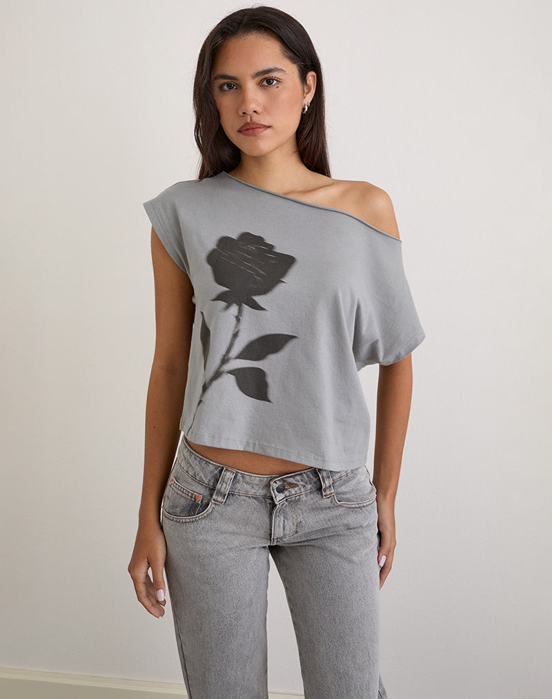 Image of Balia Top básico asimétrico de manga corta en gris con estampado de rosas difuminadas