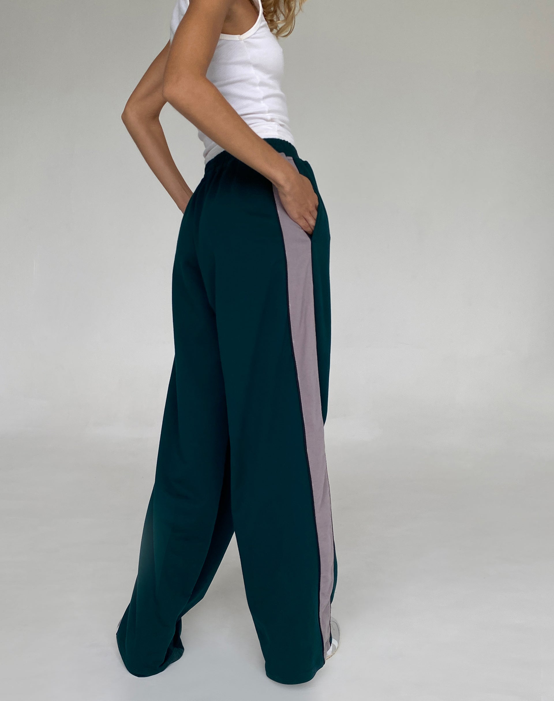 Imagen de Bedion Jogger oversize en verde bosque con M Embro