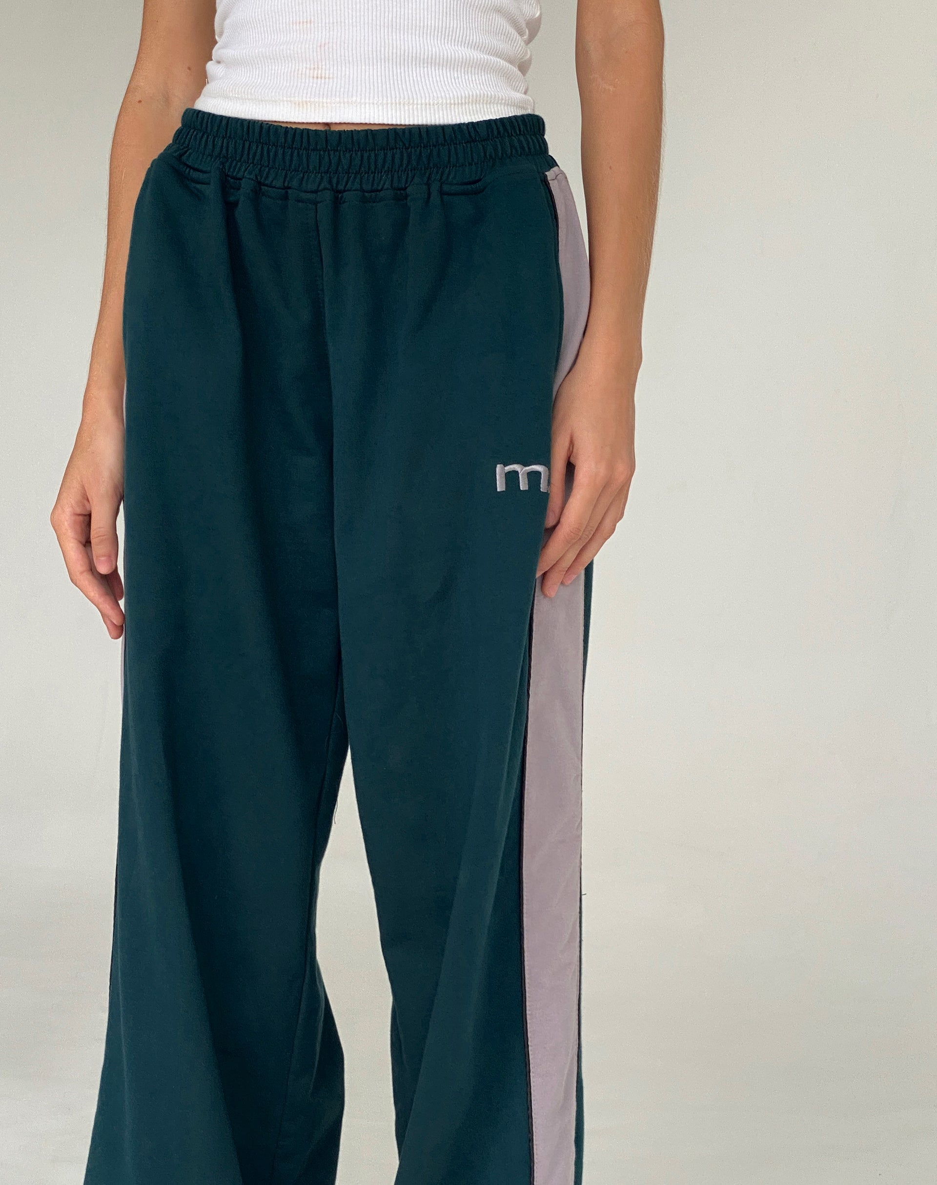 Imagen de Bedion Jogger oversize en verde bosque con M Embro