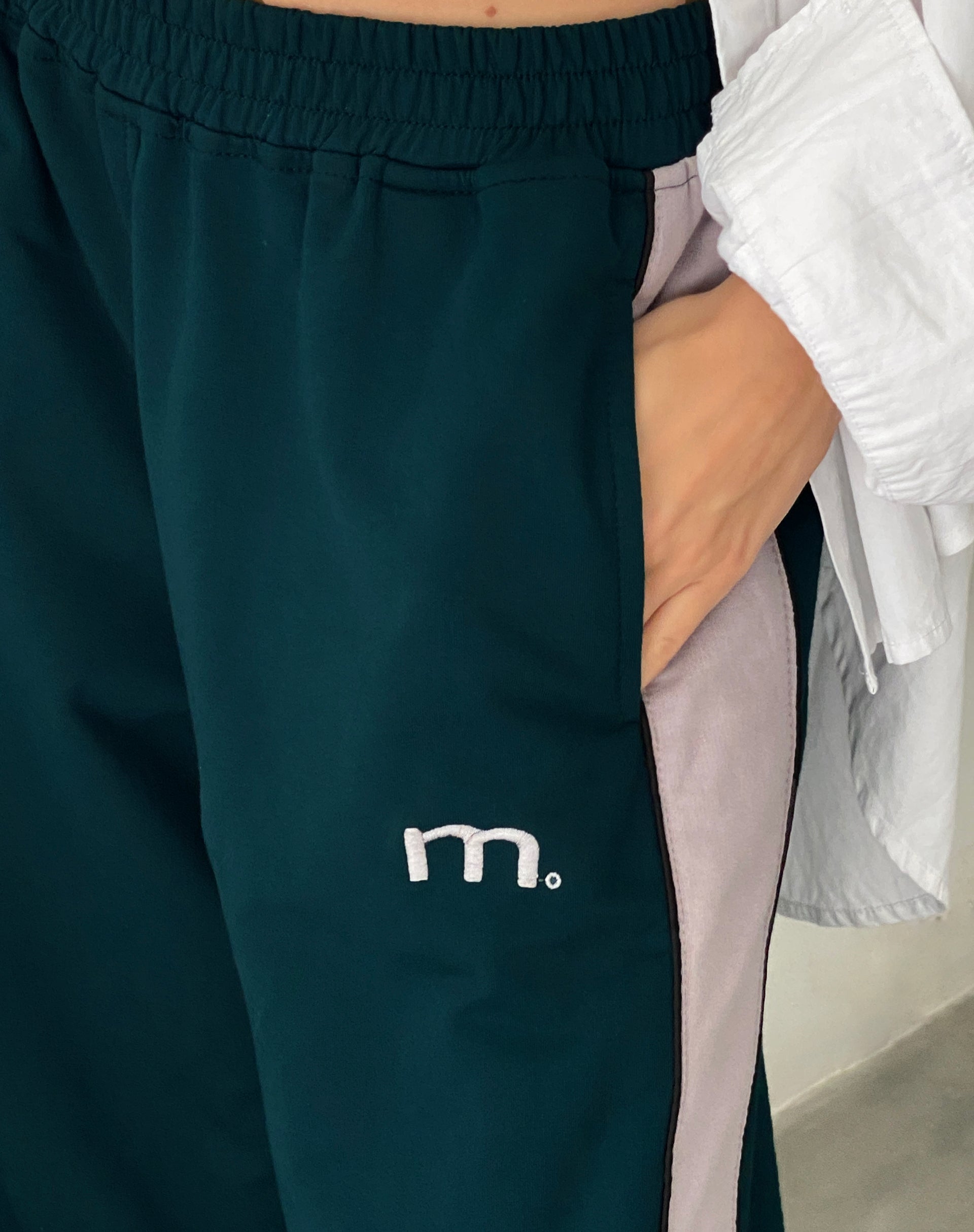 Imagen de Bedion Jogger oversize en verde bosque con M Embro