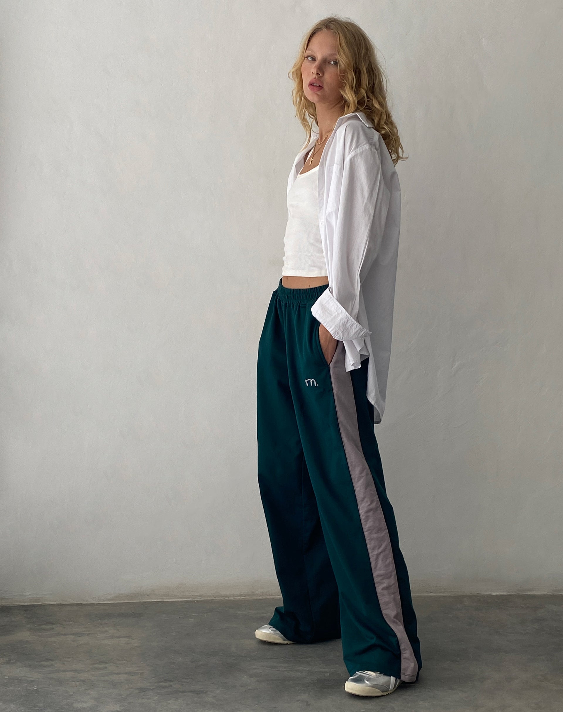 Imagen de Bedion Jogger oversize en verde bosque con M Embro