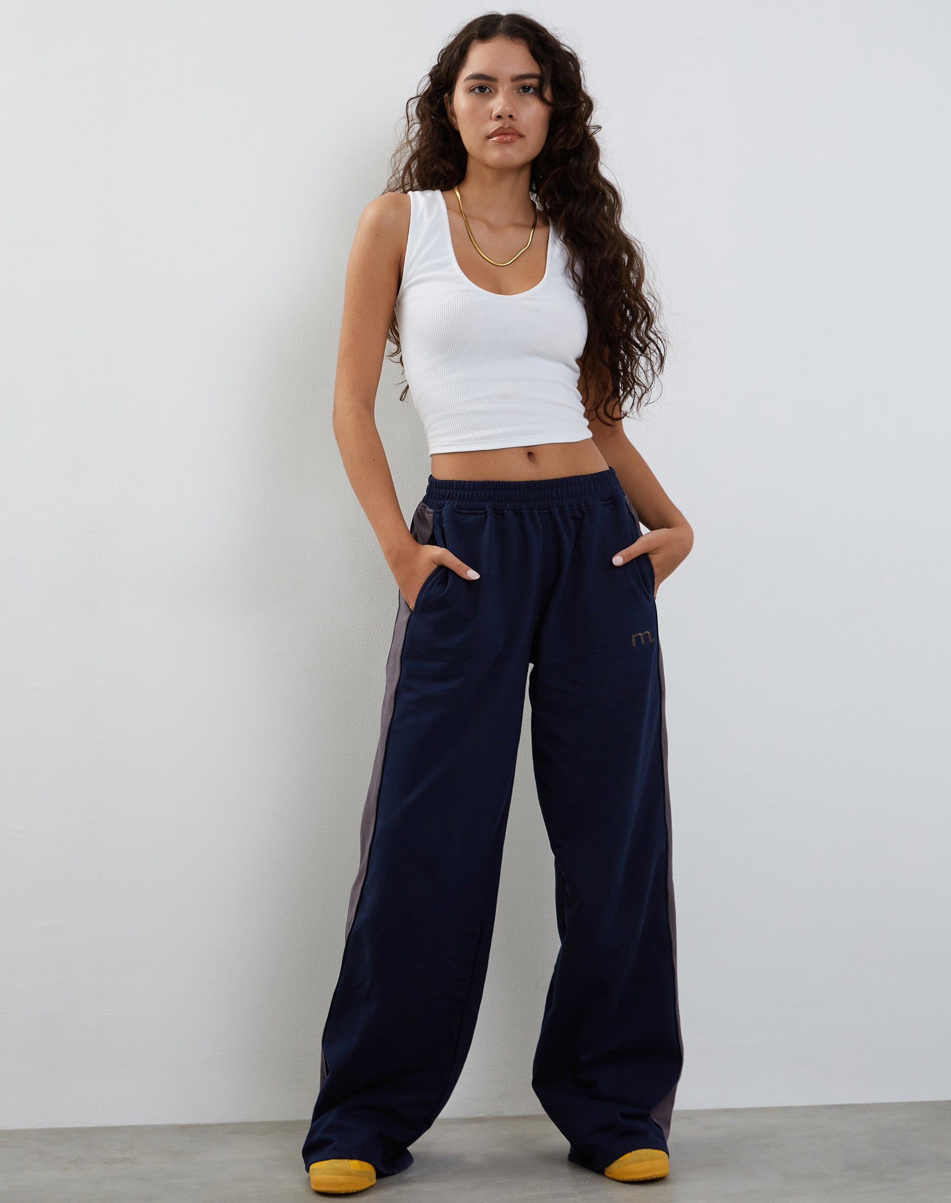 Imagen de Bedion Jogger oversize en azul marino con bordado M