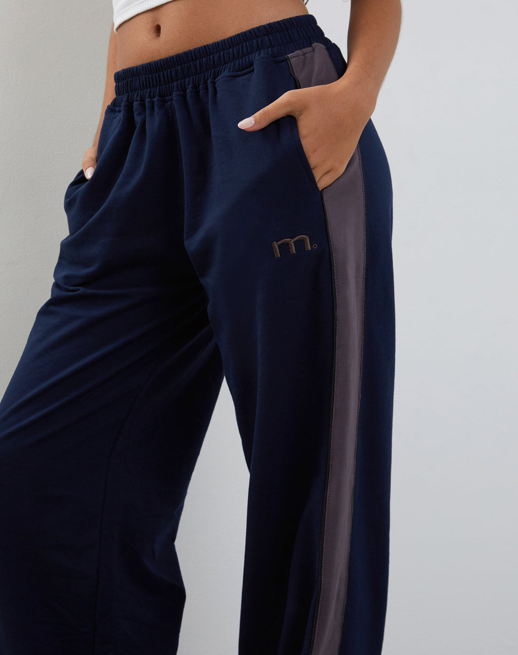 Bedion Jogger oversize en azul marino con bordado M