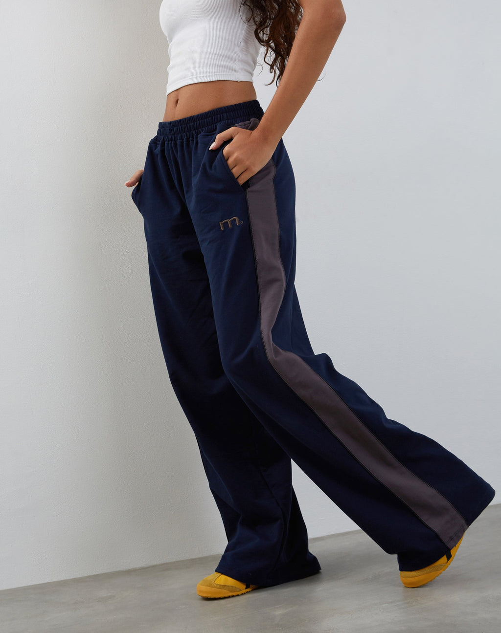 Bedion Jogger oversize en azul marino con bordado M