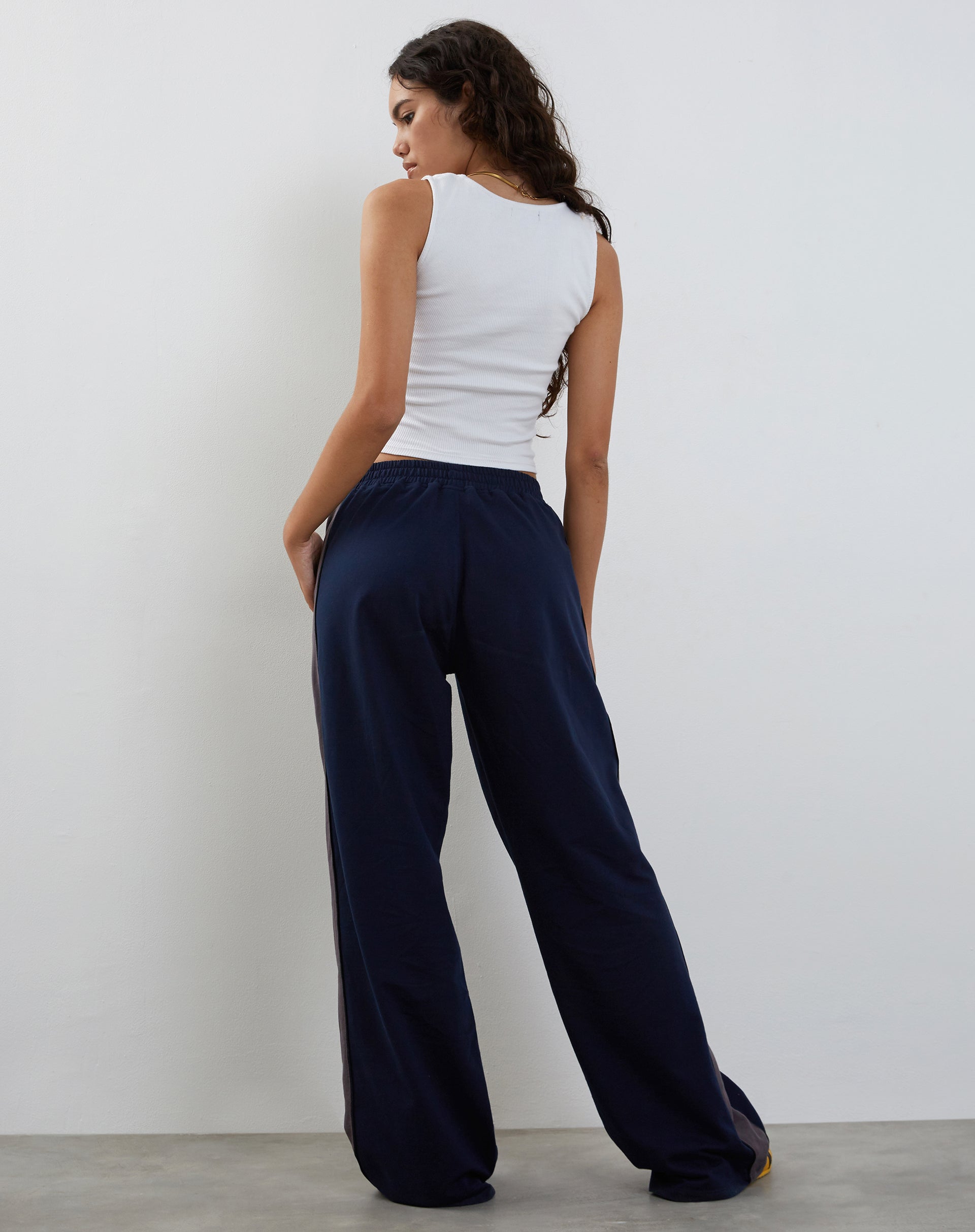 Imagen de Bedion Jogger oversize en azul marino con bordado M