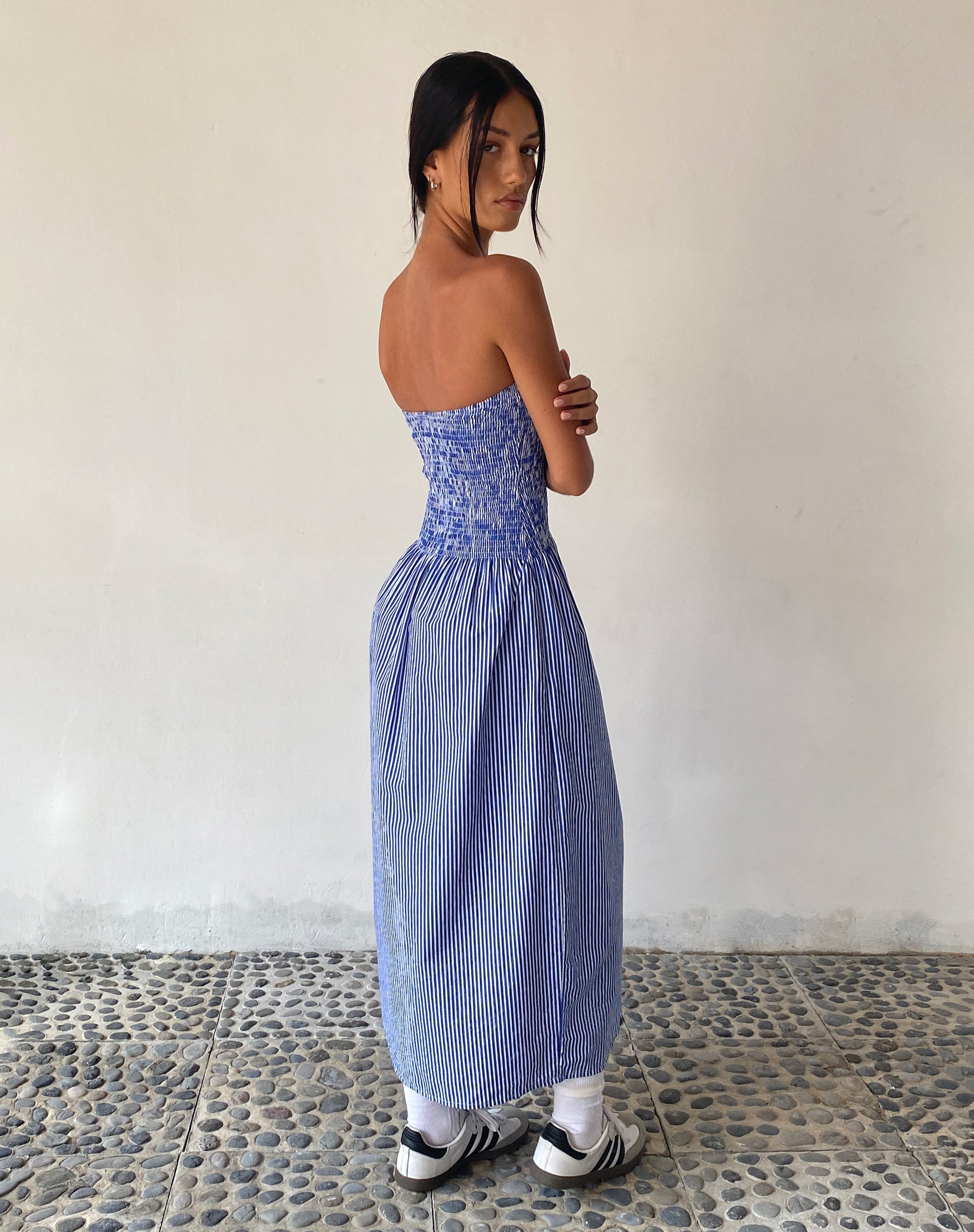 imagen de MOTEL X JACQUIE Beleame Bandeau Midaxi Dress in a Blue Striped Poplin