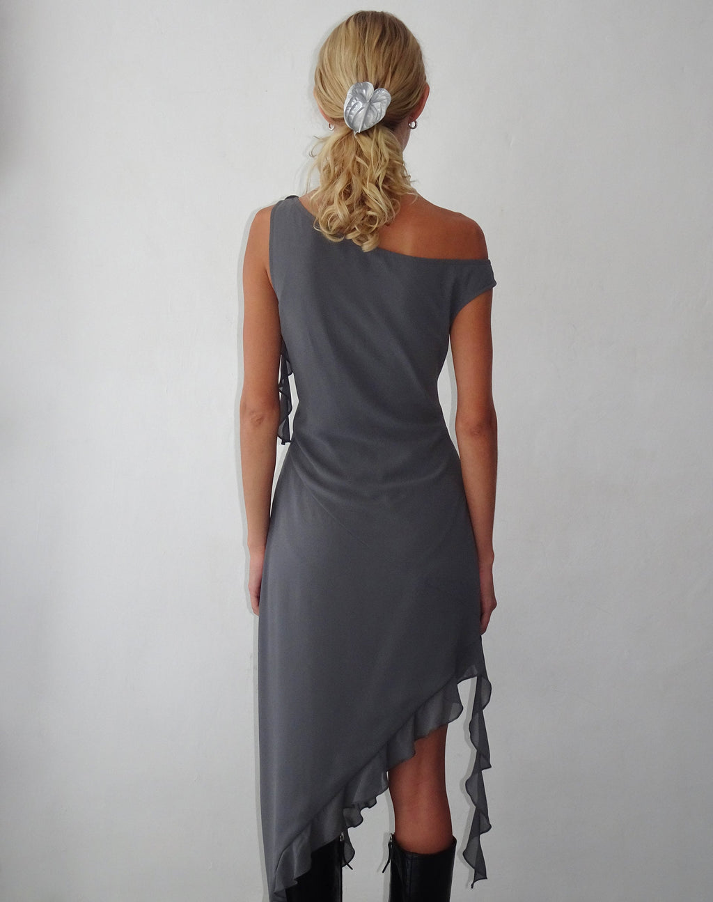 Vestido asimétrico con volantes Beleri de gasa gris