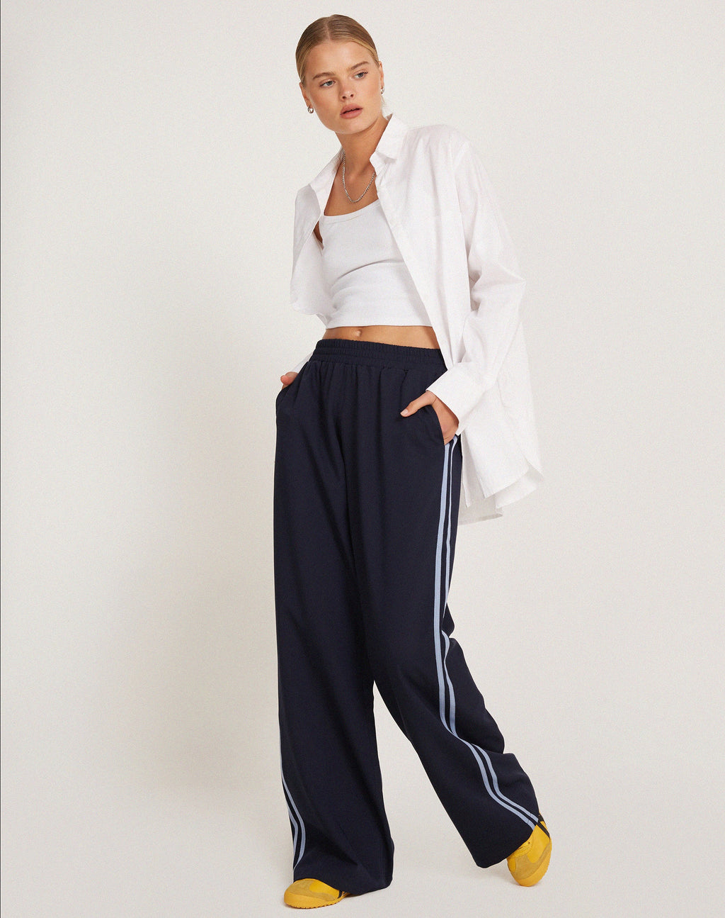 Pantalón Bennett en sastrería azul marino con raya lateral