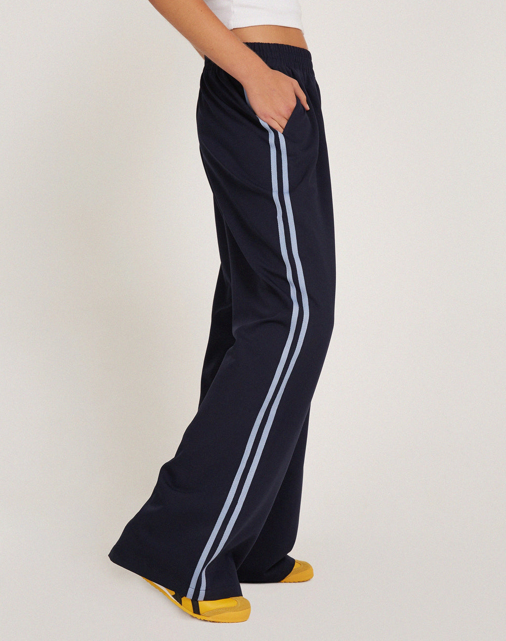 Pantalón Bennett en sastrería azul marino con raya lateral