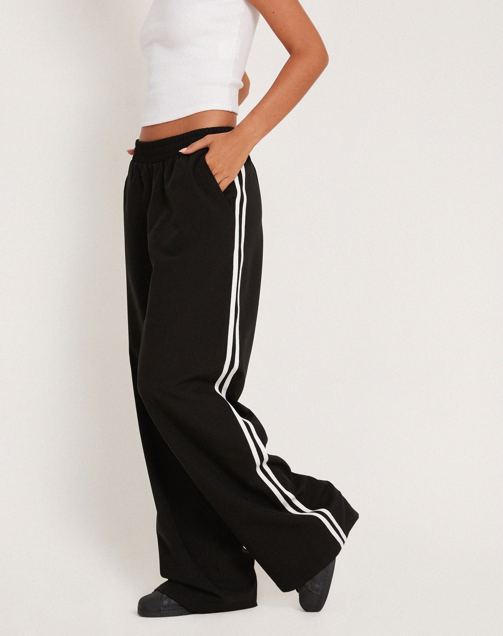 Pantalón Bennett de pata ancha en sastrería negro con raya blanca