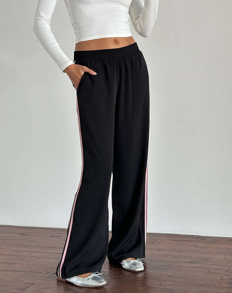 Imagen del pantalón Bennett en negro con raya lateral rosa