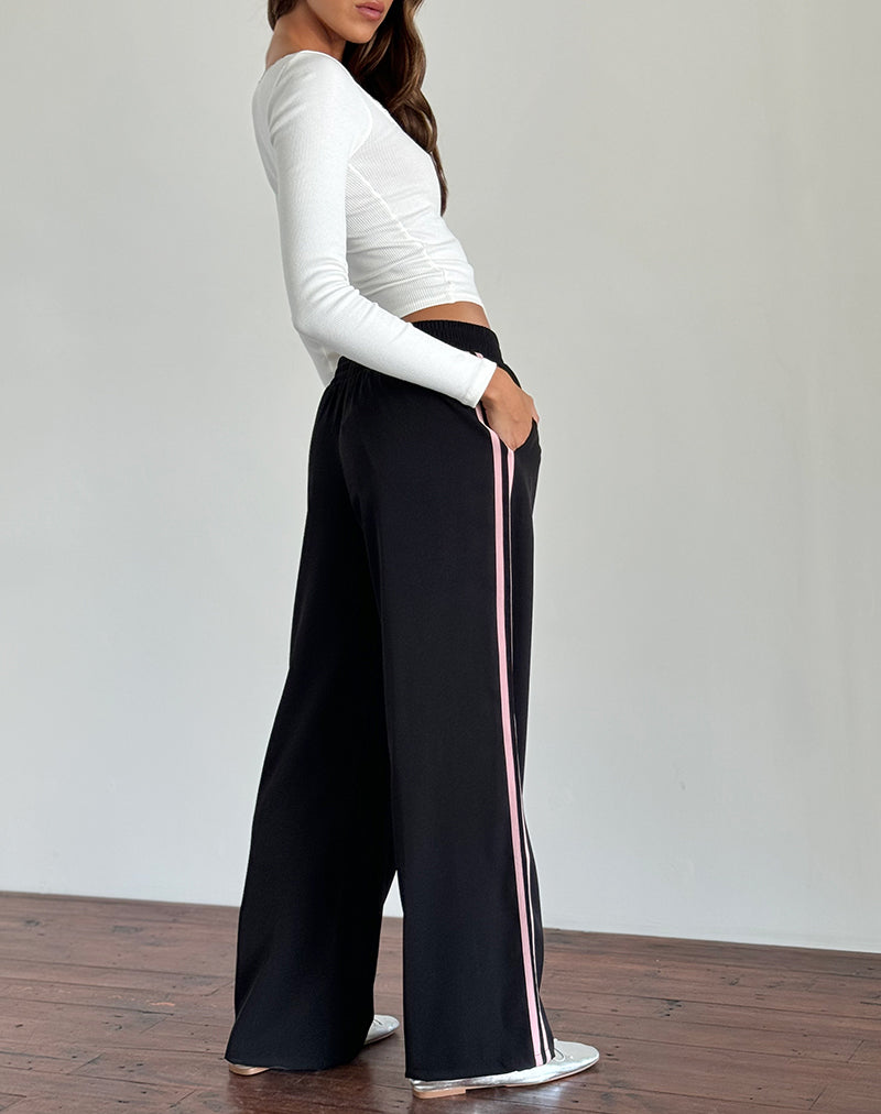 Imagen del pantalón Bennett en negro con raya lateral rosa