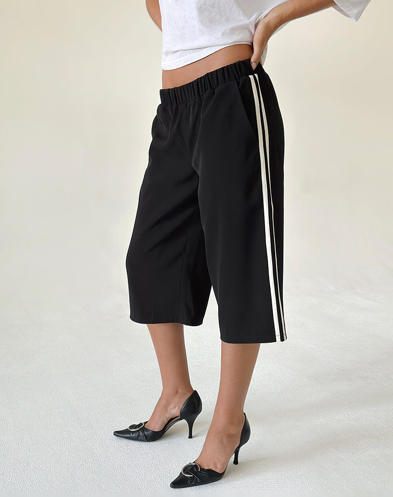 Imagen de Benno 3/4 Shorts en negro con raya lateral blanca