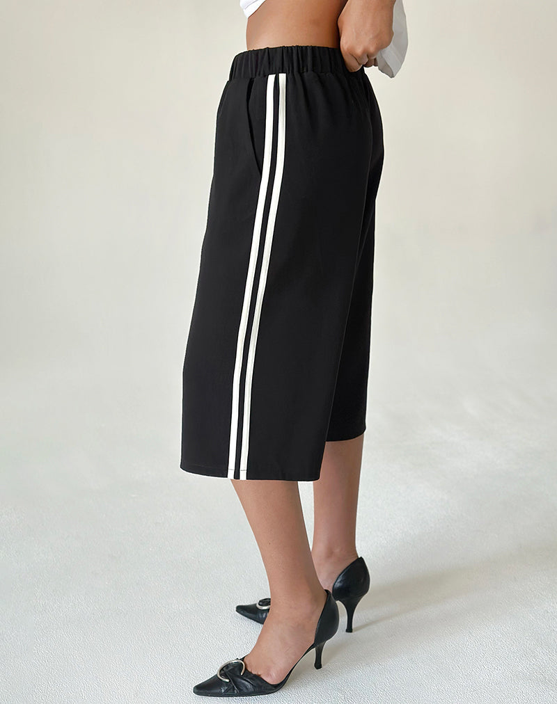 Imagen de Benno 3/4 Shorts en negro con raya lateral blanca