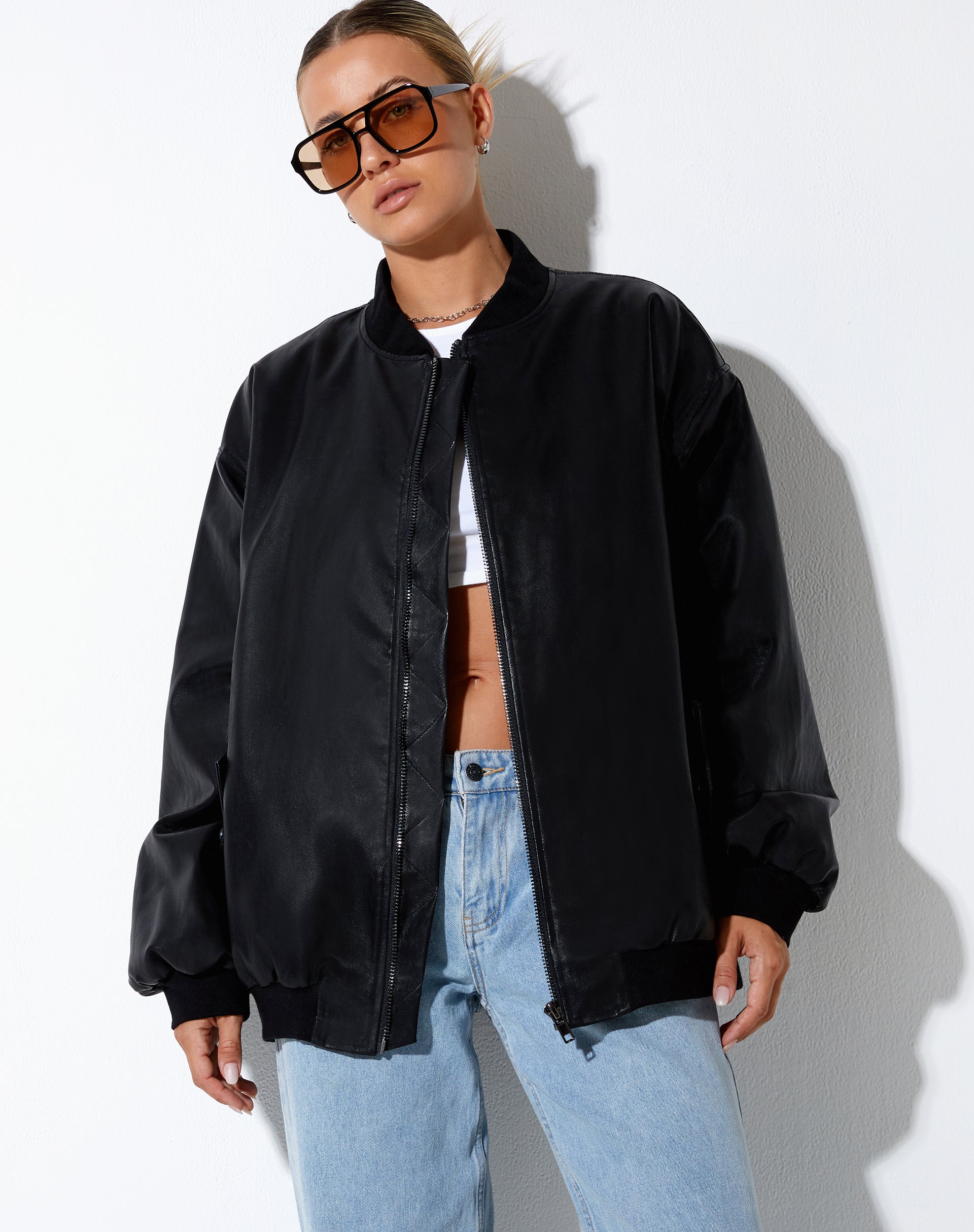 imagen de la chaqueta Benta en PU negro