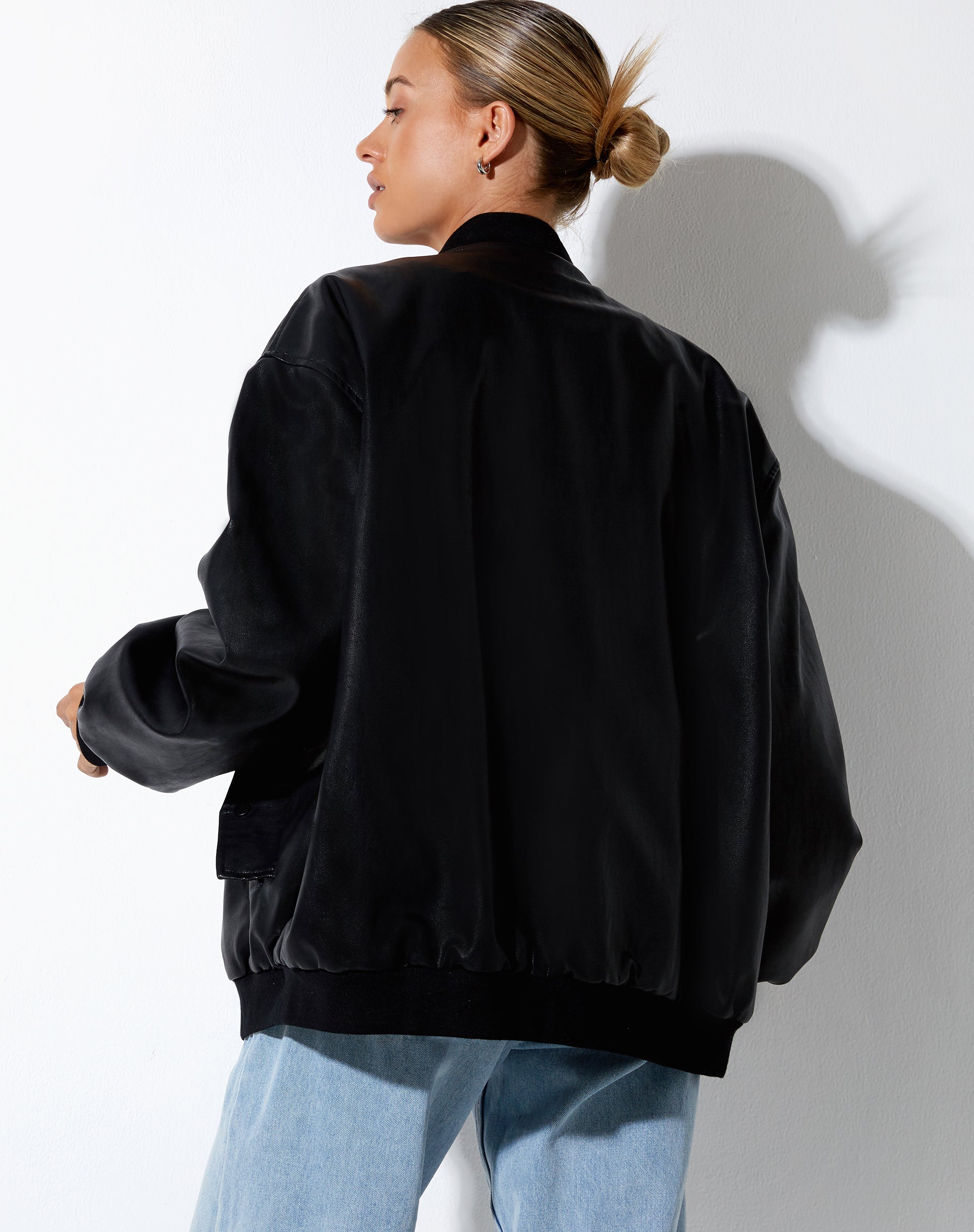 imagen de la chaqueta Benta en PU negro
