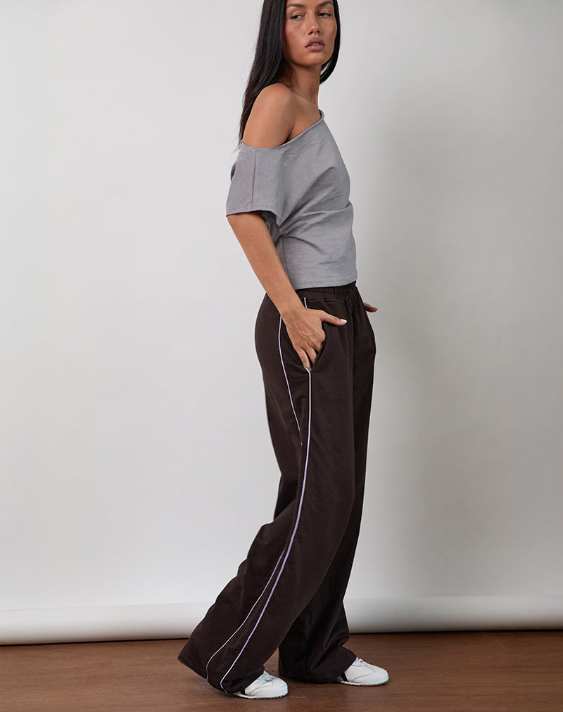 Imagen de Benton Jogger en chocolate amargo con encuadernación violeta