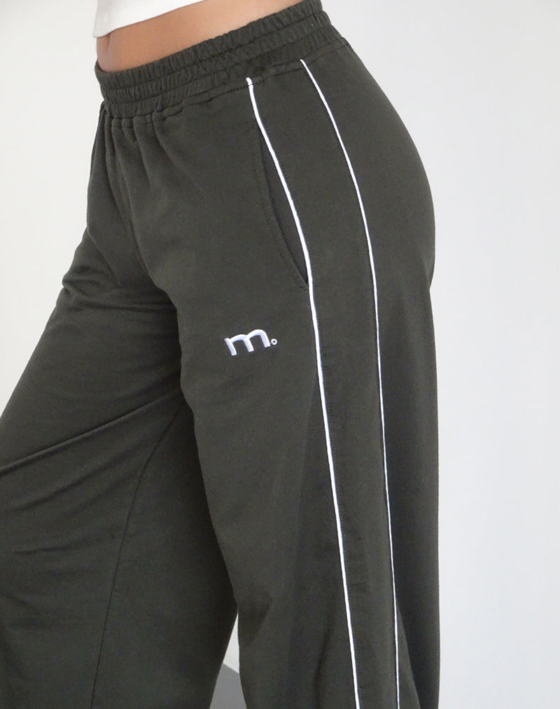 Imagen de Benton Wide Leg Jogger en color oliva con bordado 'M