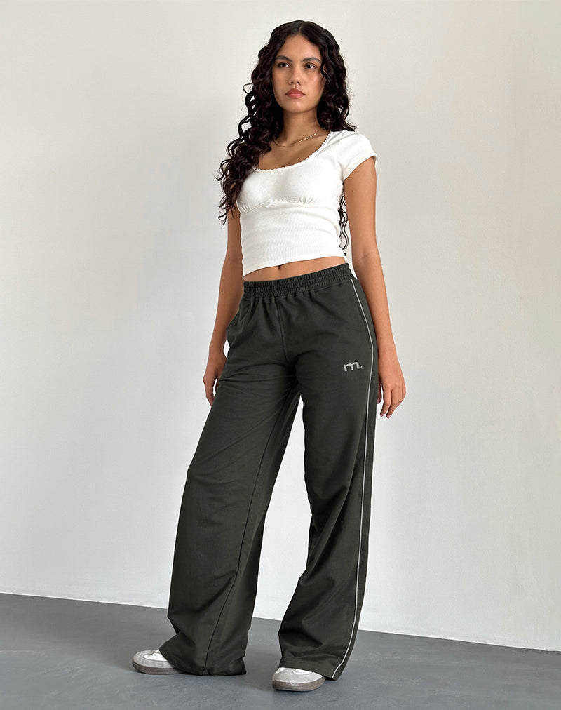 Imagen de Benton Wide Leg Jogger en color oliva con bordado 'M
