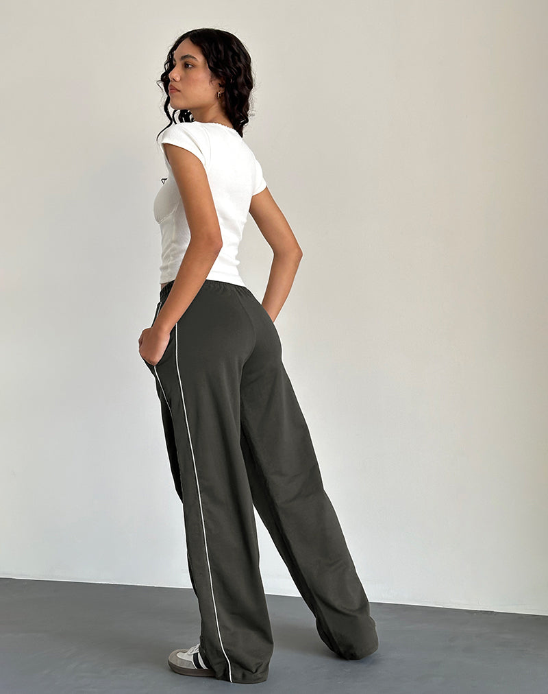 Imagen de Benton Wide Leg Jogger en color oliva con bordado 'M