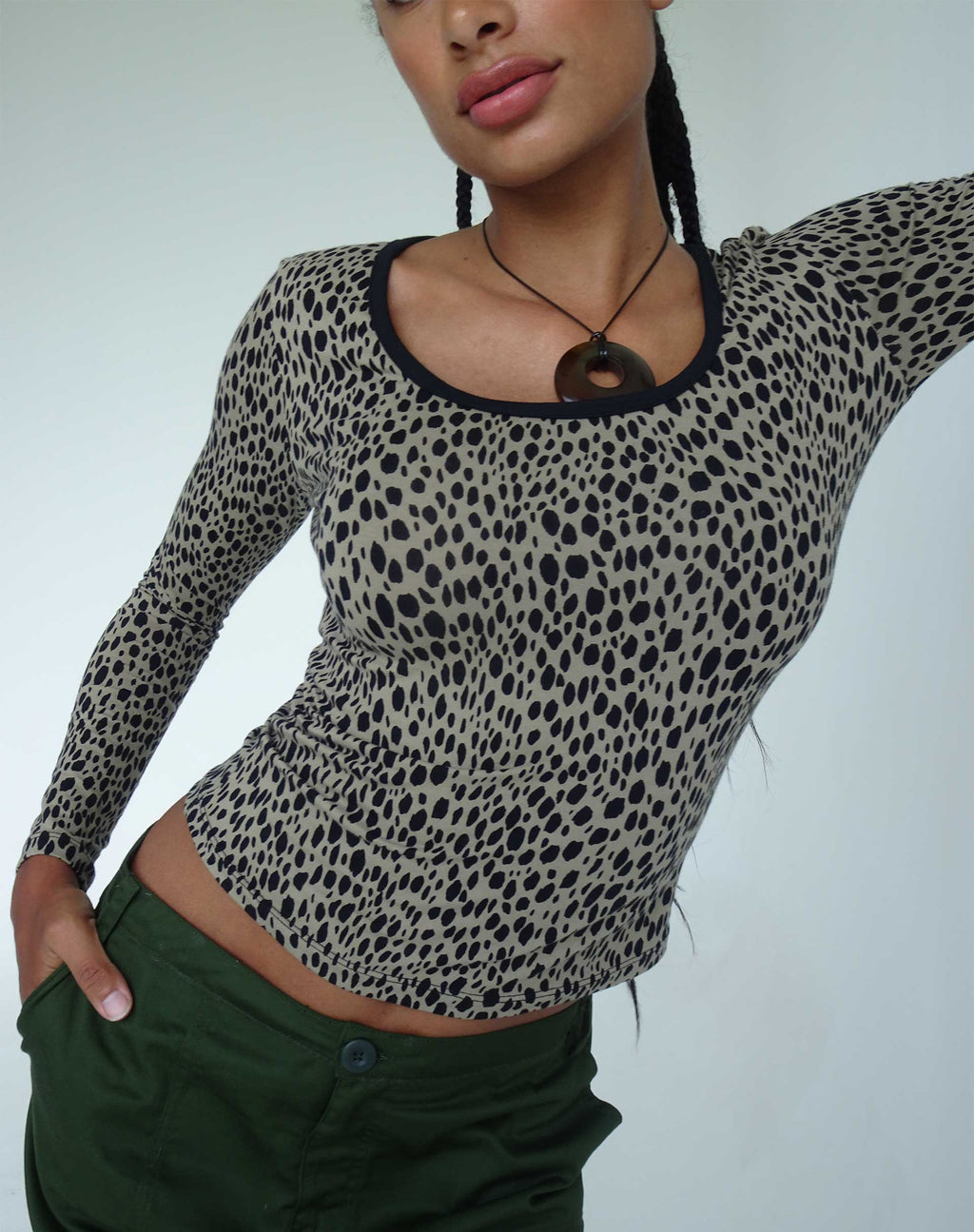 Top de manga larga Beshi en mini guepardo negro encuadernado