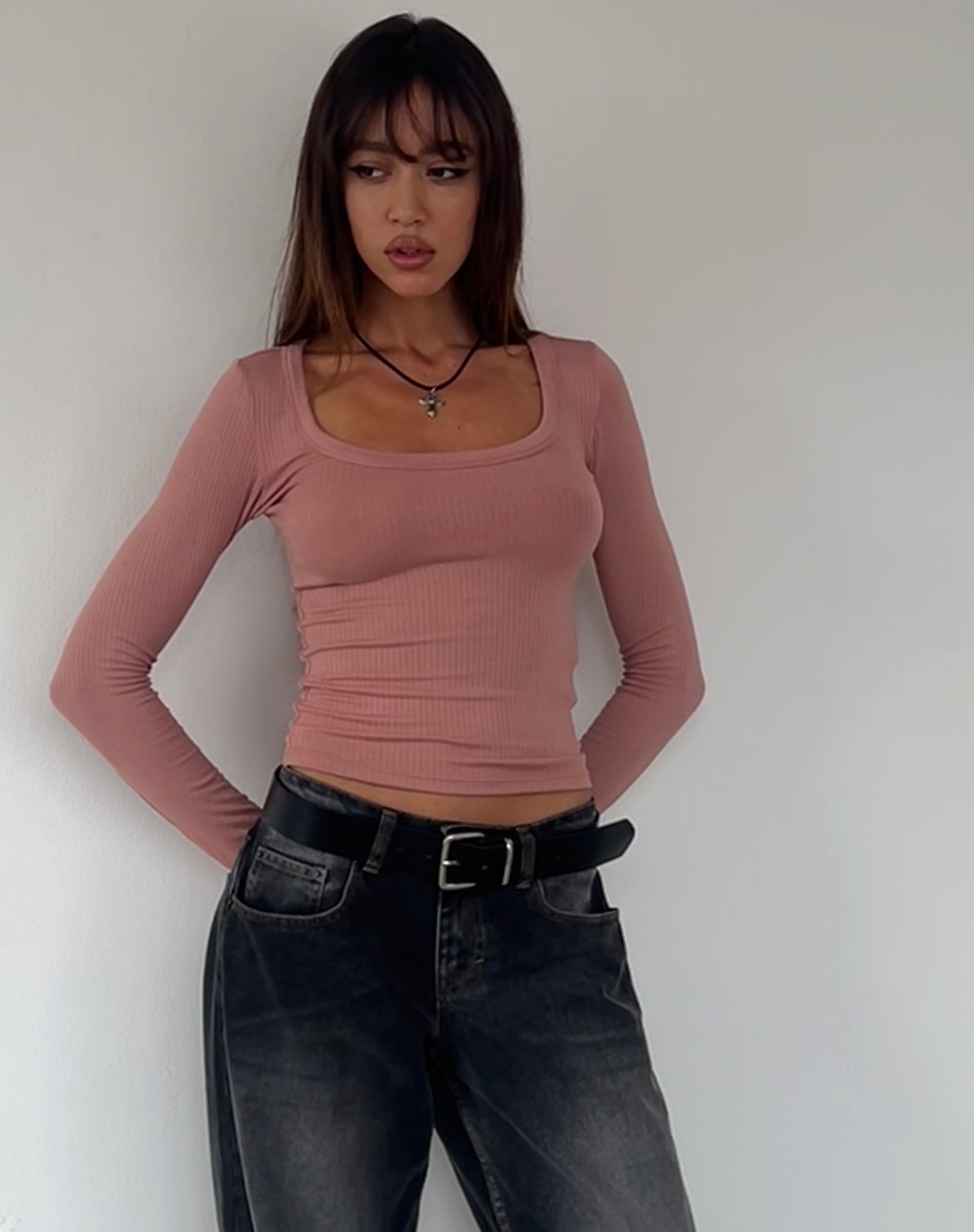 Imagen de Binlo Camiseta de manga extra larga en canalé rosa empolvado