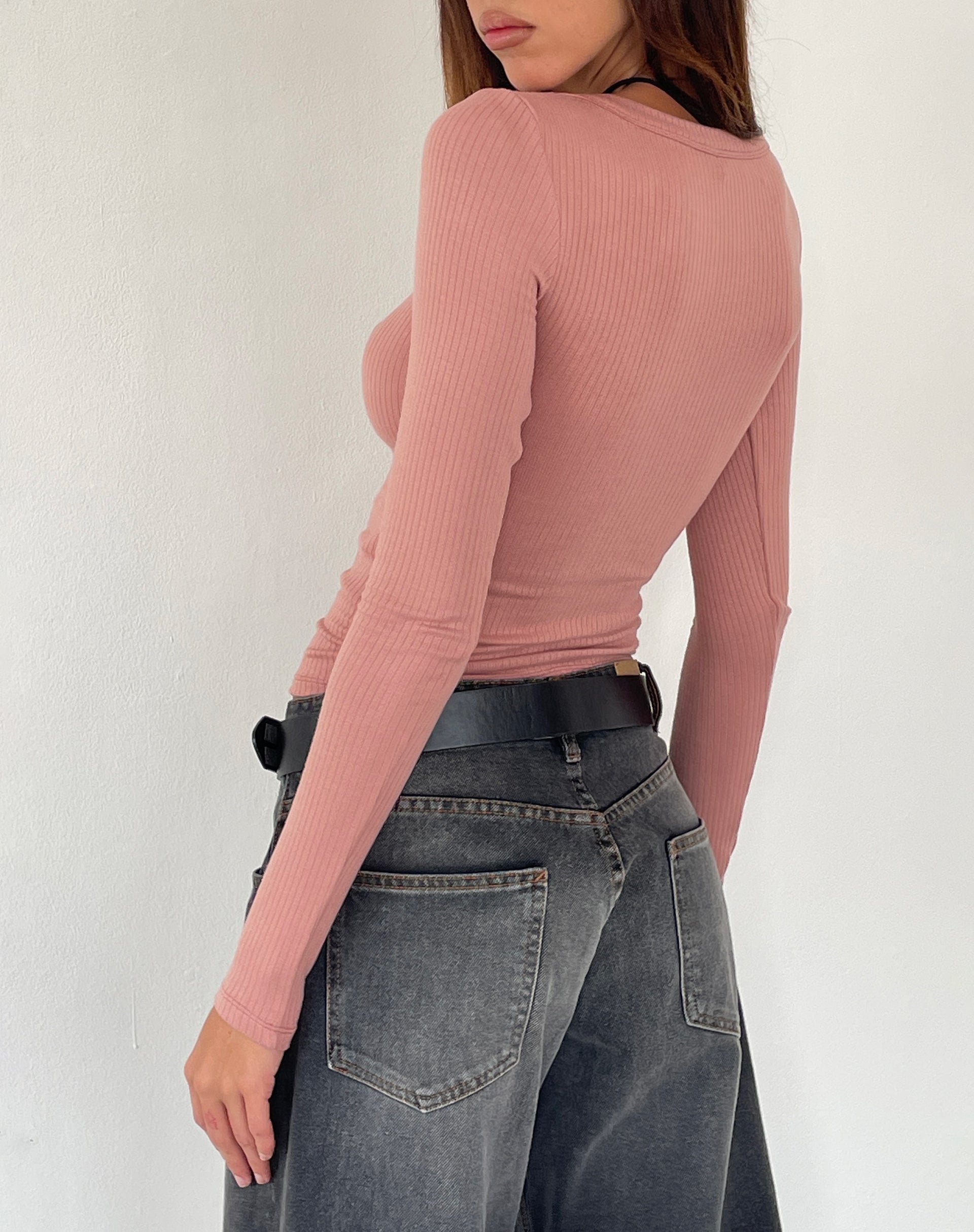 Imagen de Binlo Camiseta de manga extra larga en canalé rosa empolvado