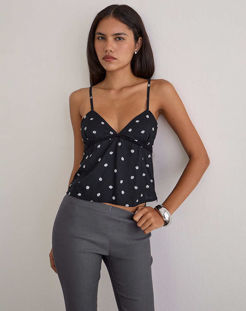 Top de tirantes Bluesa en negro con estampado de rosas pequeñas