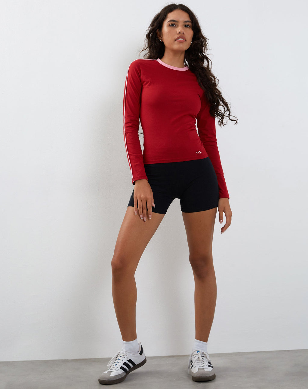 Bonija Top de manga larga en rojo con ribete rosa
