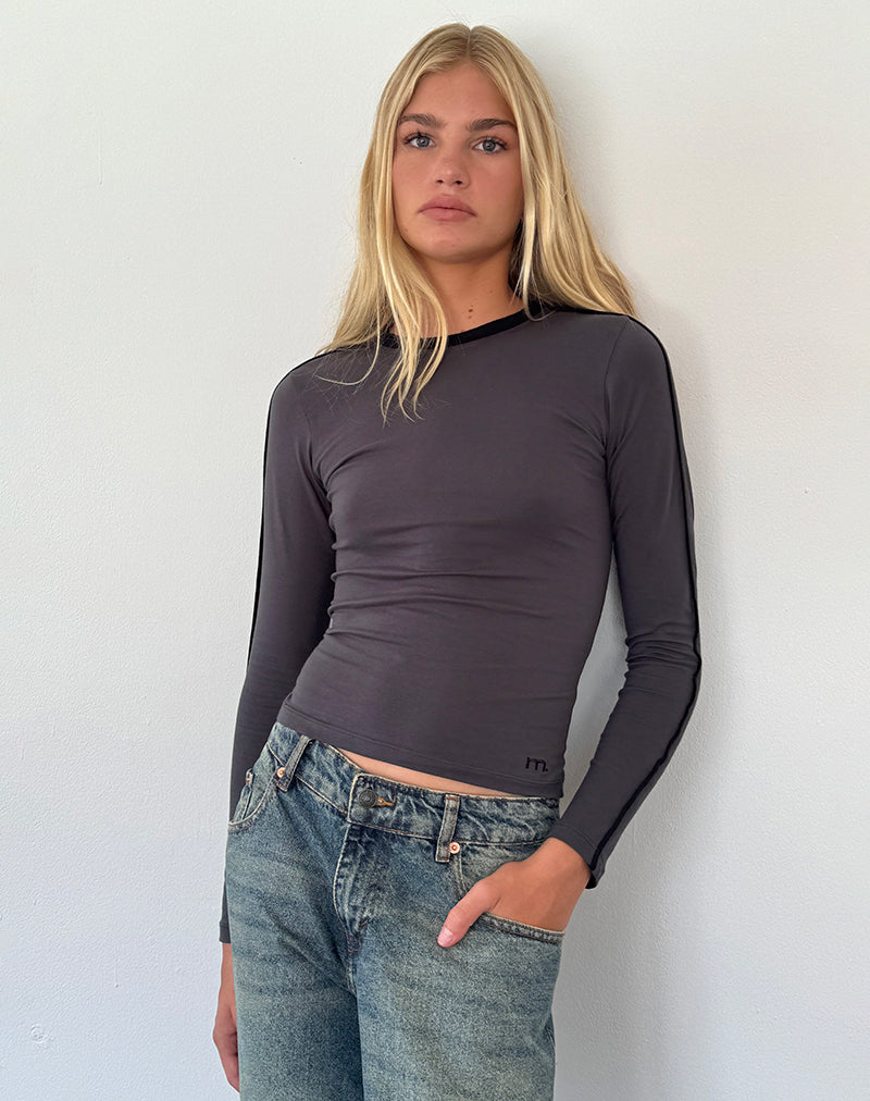 Bonija Top de manga larga en Beluga con ribete negro y bordado M