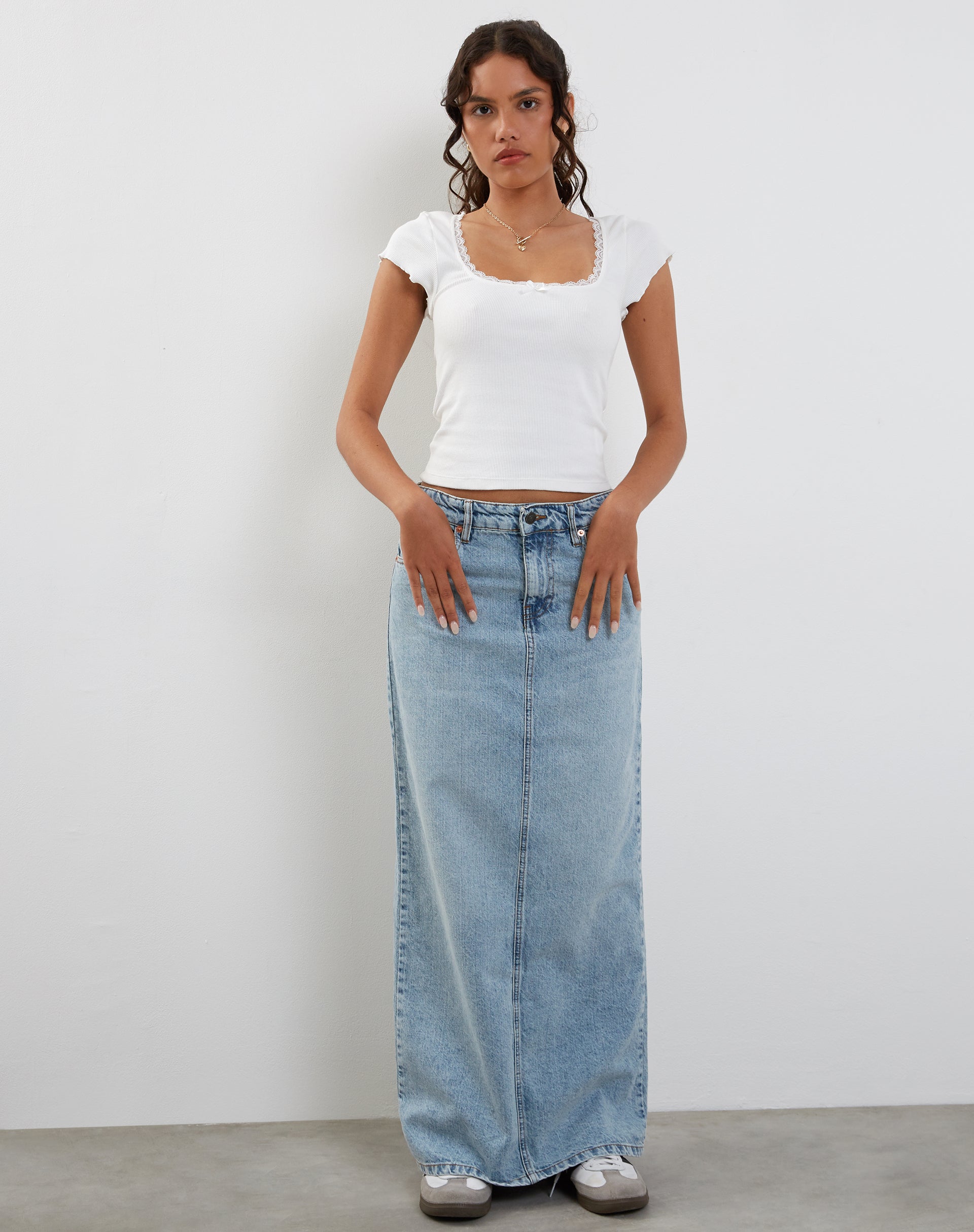 imagen de Maxifalda vaquera de talle bajo en denim blanqueado