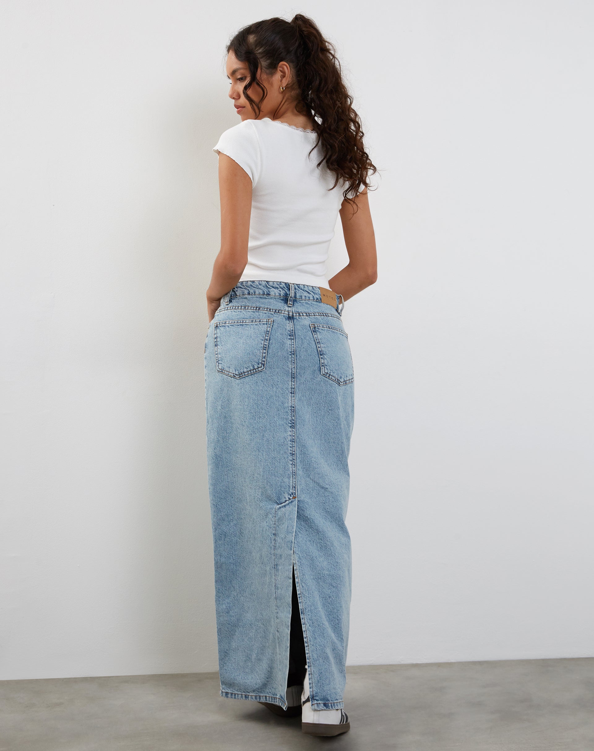 imagen de Maxifalda vaquera de talle bajo en denim blanqueado