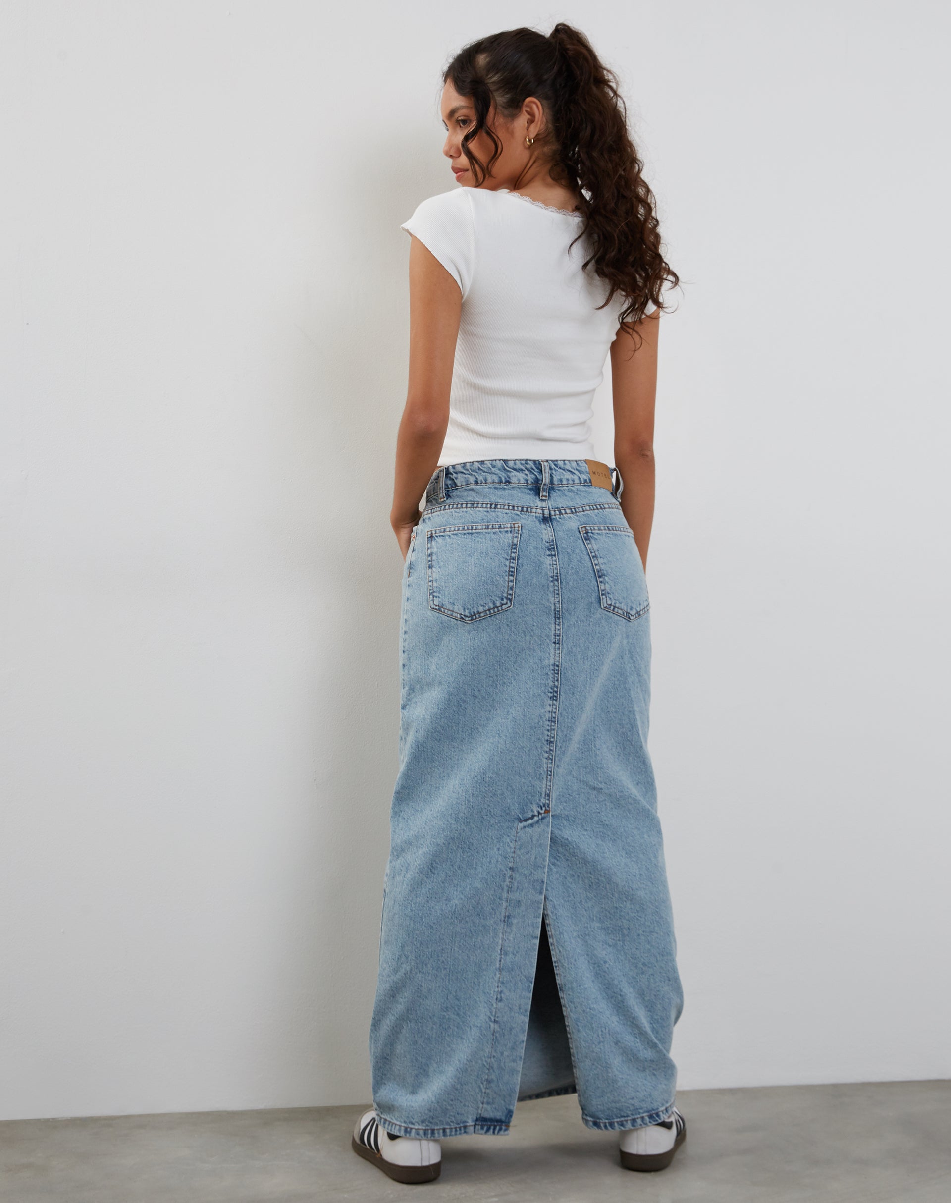 imagen de Maxifalda vaquera de talle bajo en denim blanqueado