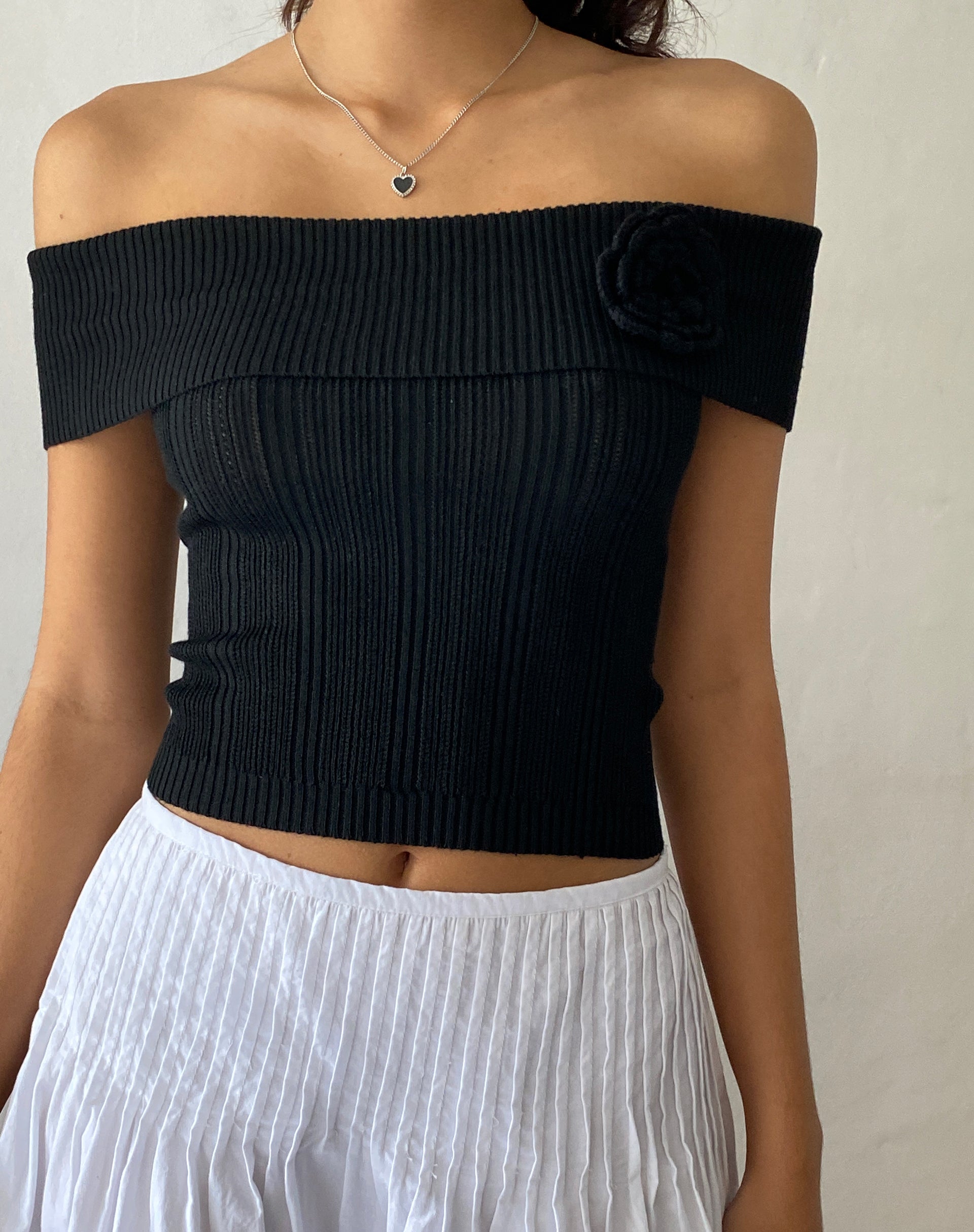 Imagen de Brenda Bardot Top de Punto Negro con Rosetón