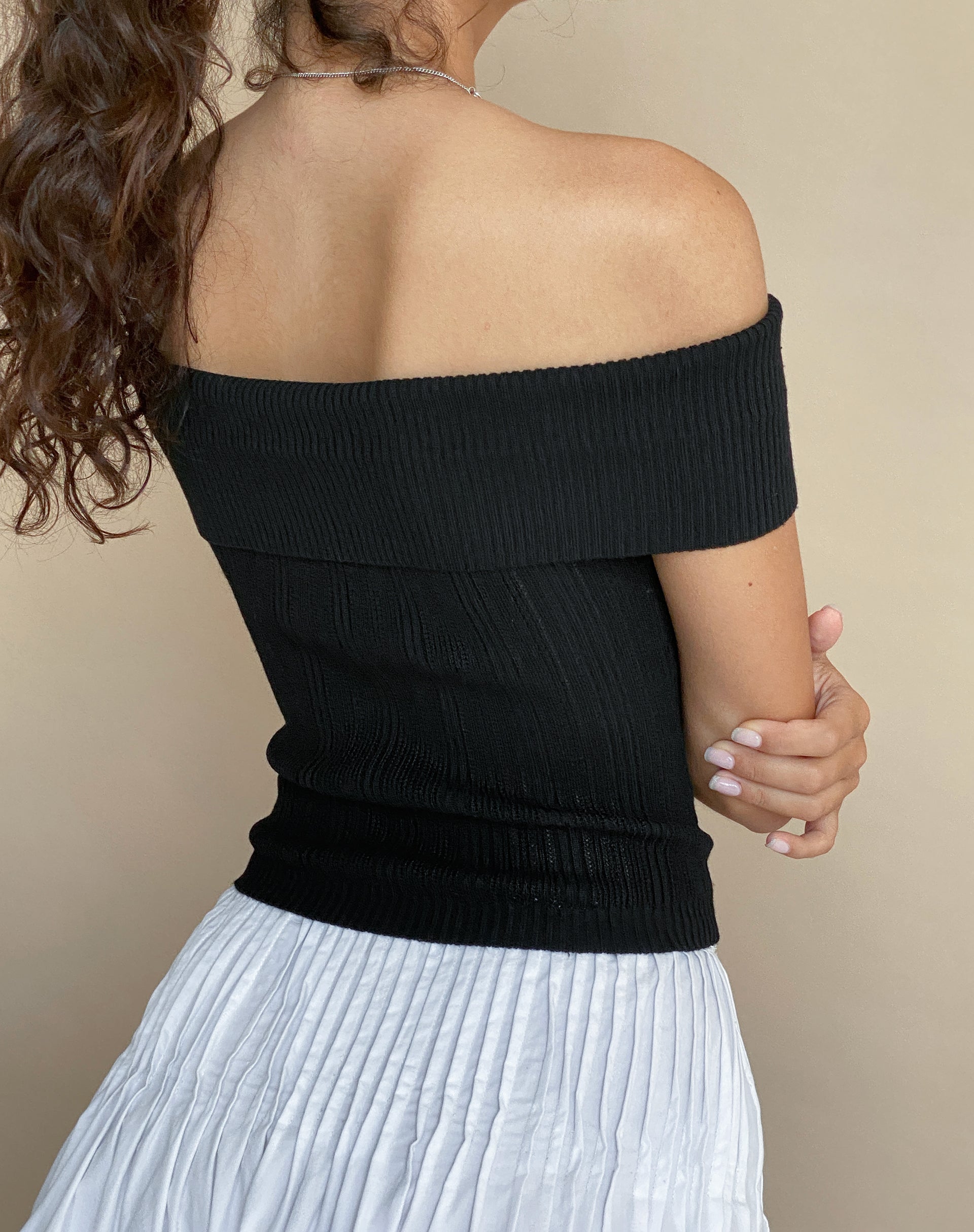 Imagen de Brenda Bardot Top de Punto Negro con Rosetón