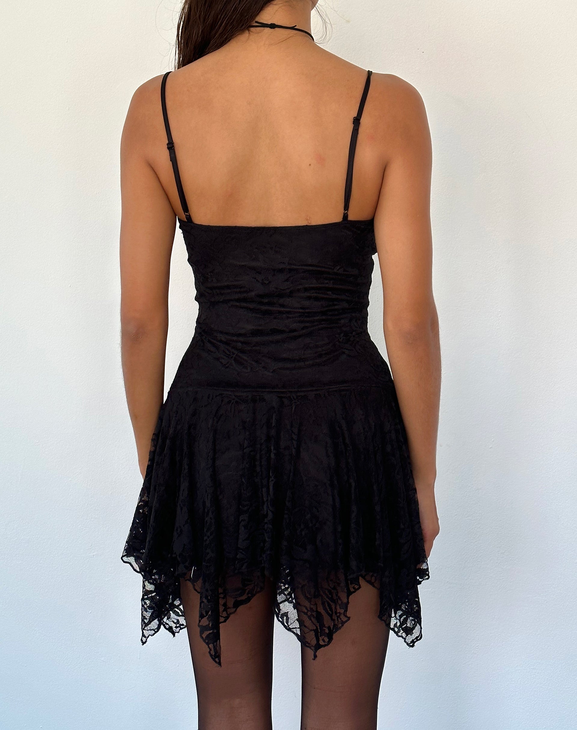 Imagen del minivestido Brilliana de encaje floral negro azabache