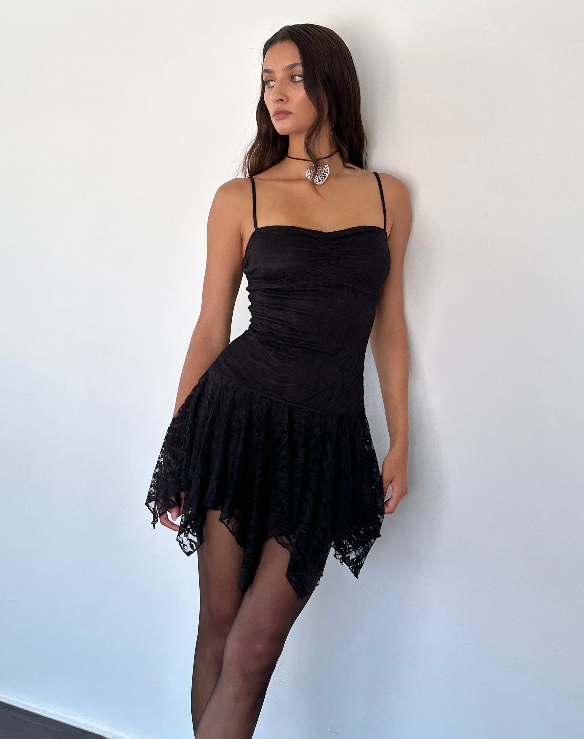 Imagen del minivestido Brilliana de encaje floral negro azabache