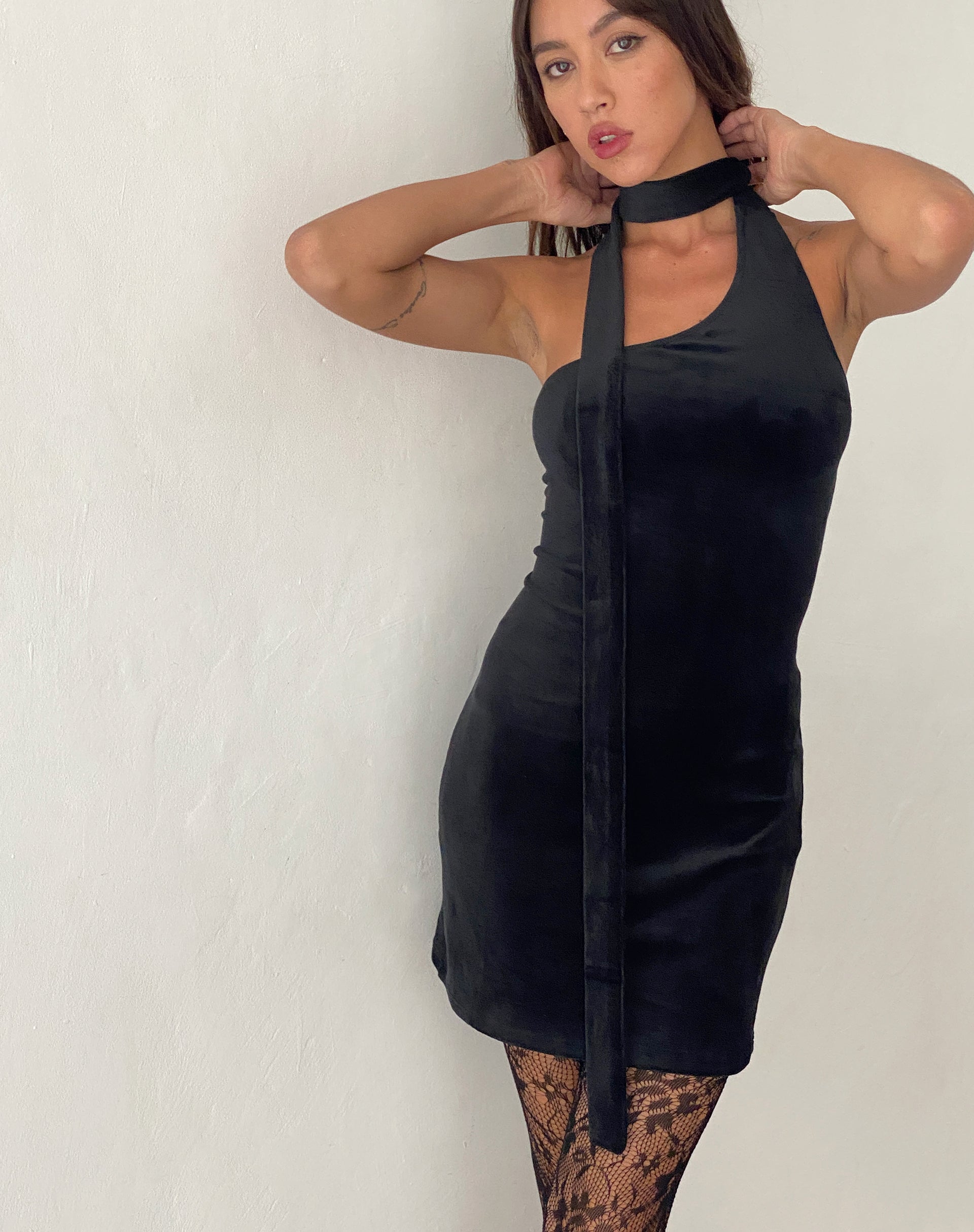 Imagen de Bripca Mini Vestido de Terciopelo Negro con Cuello a un Hombro