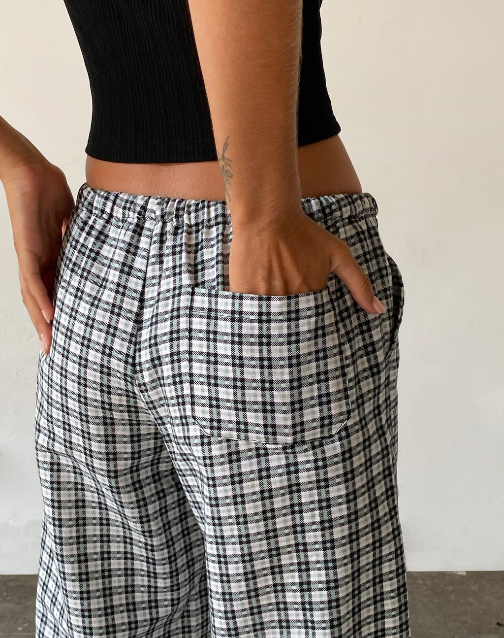 Pantalón Lirura de pernera ancha a cuadros color brandy