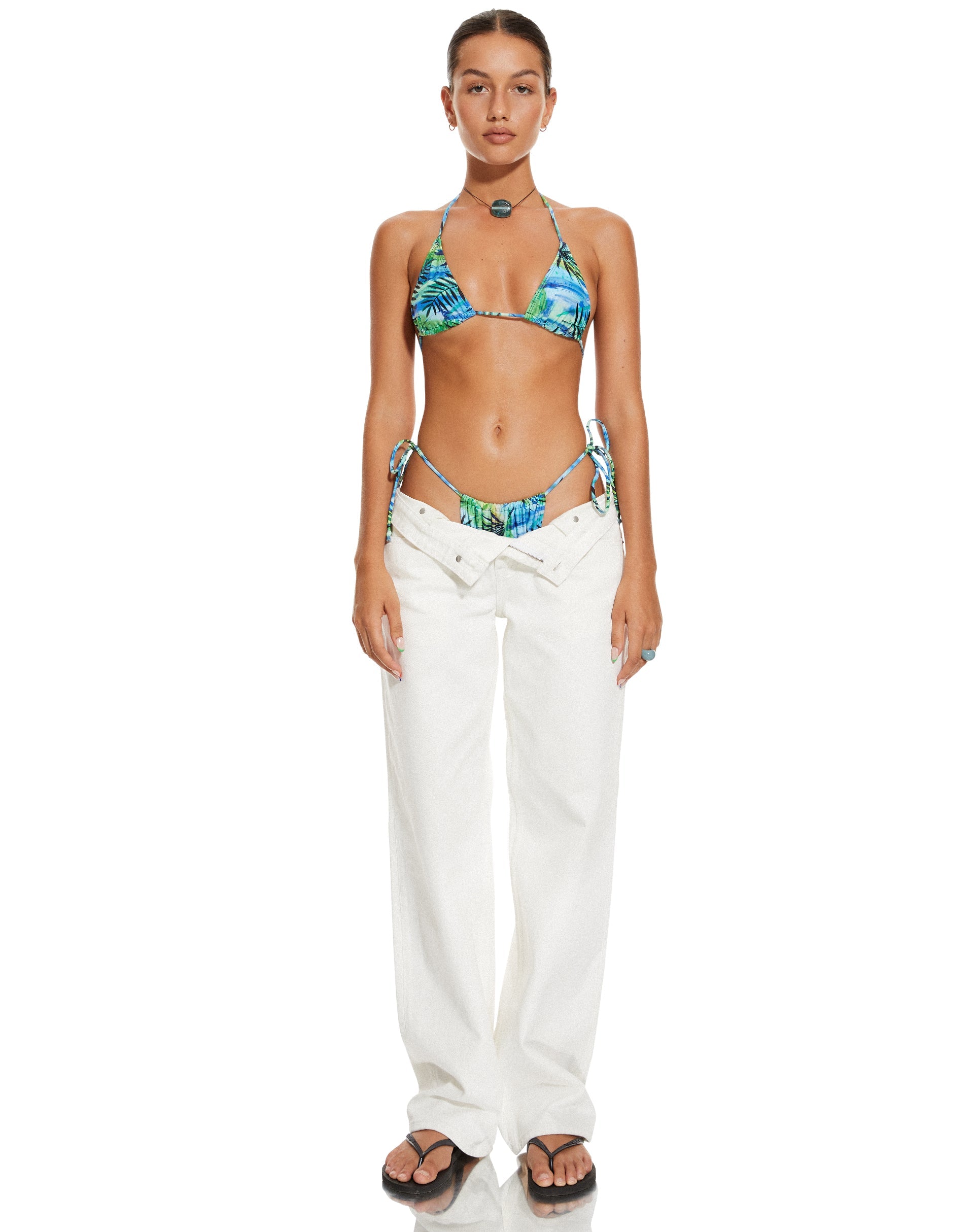 imagen de la braguita de bikini MOTEL X BARBARA Leyna en palma tropical