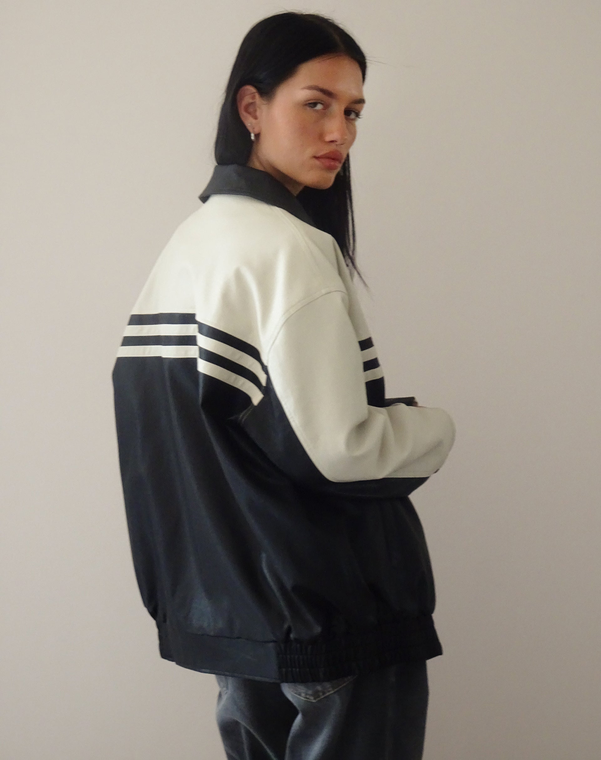 Imagen de la chaqueta Calista en PU negro con marfil