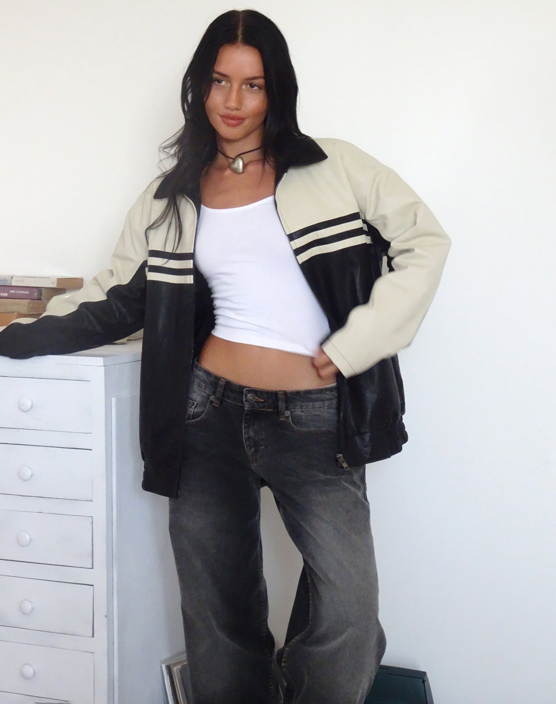 Imagen de la chaqueta Calista en PU negro con marfil
