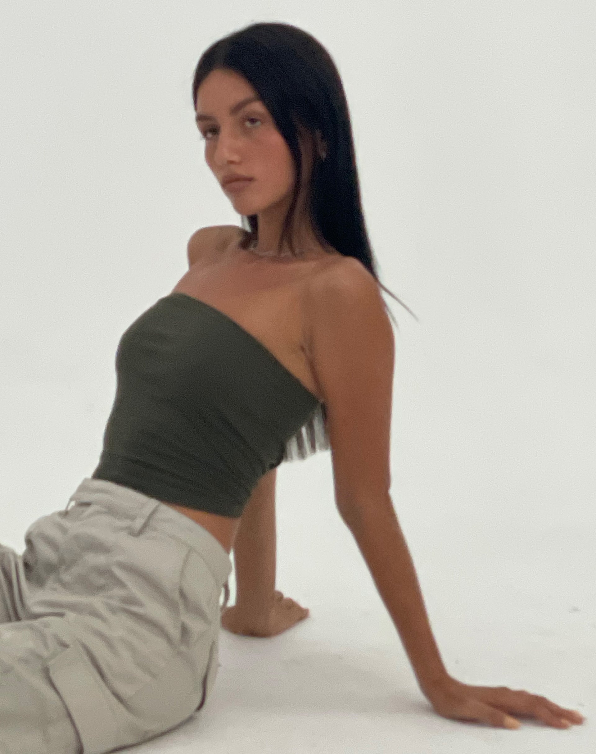 imagen de MOTEL X JACQUIE Shae Bandeau Top en Oliva