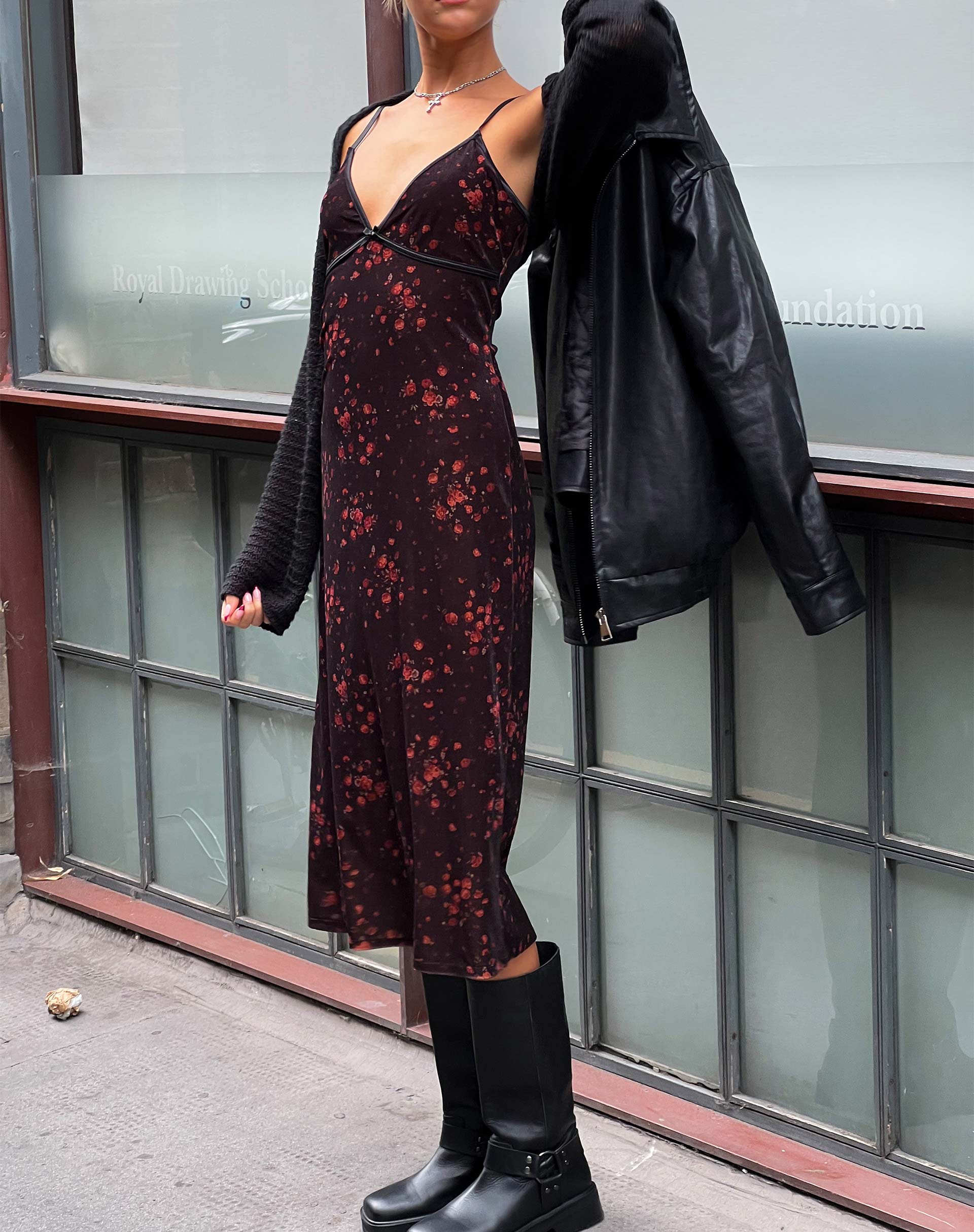 imagen de Camelia Maxi Dress in Rose Cluster Velvet