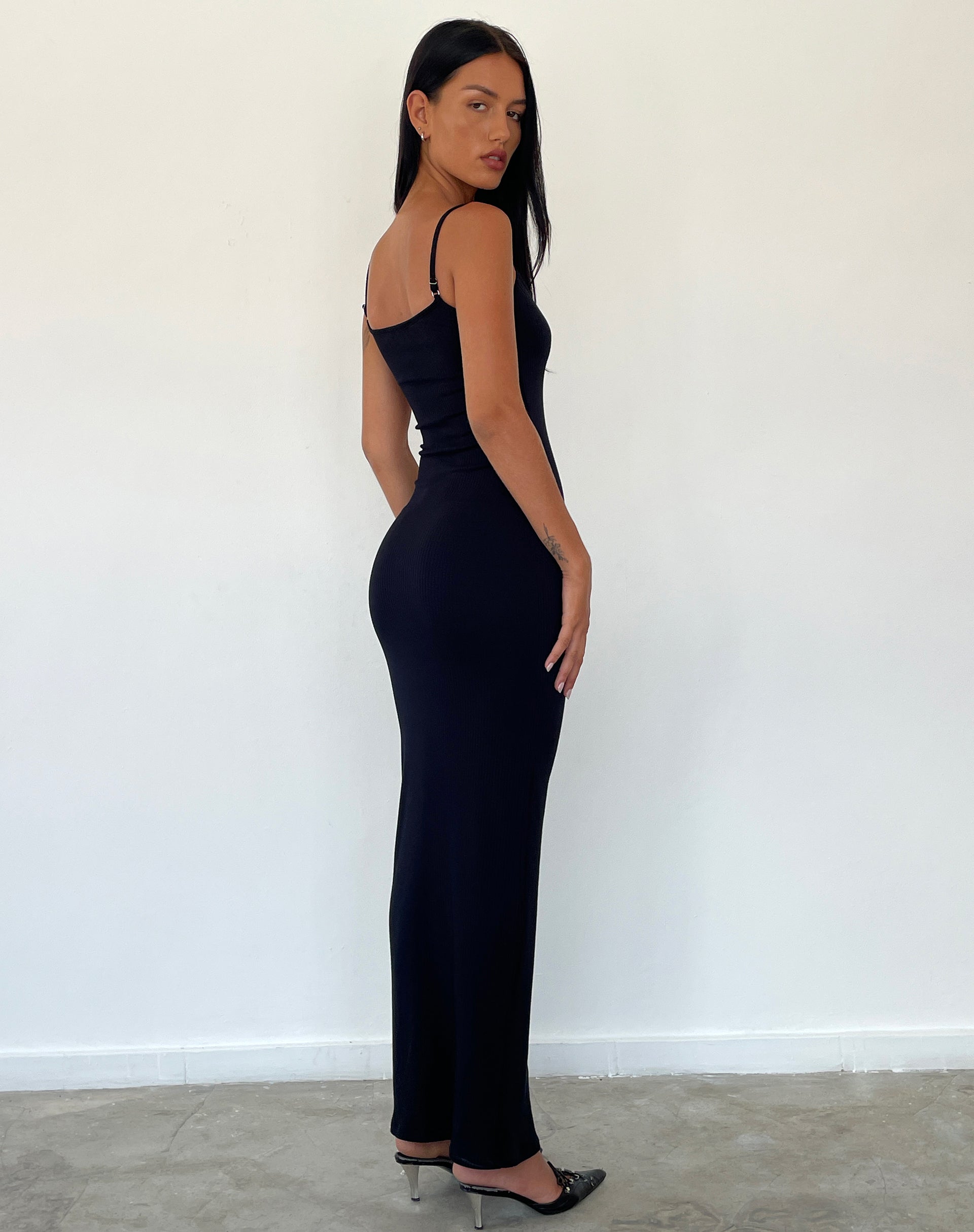 Imagen del vestido Cantha Strappy Maxi Dress in Black Rib