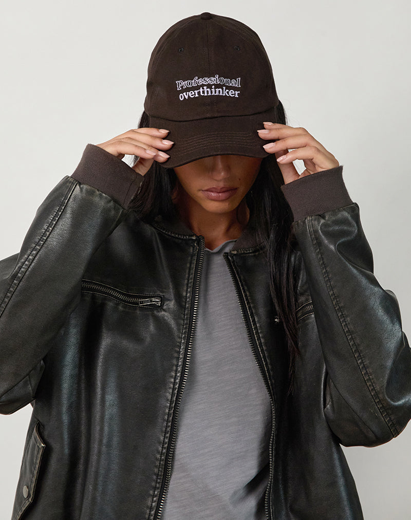 Image of Gorra de chocolate amargo con eslogan "Professional Overthinker